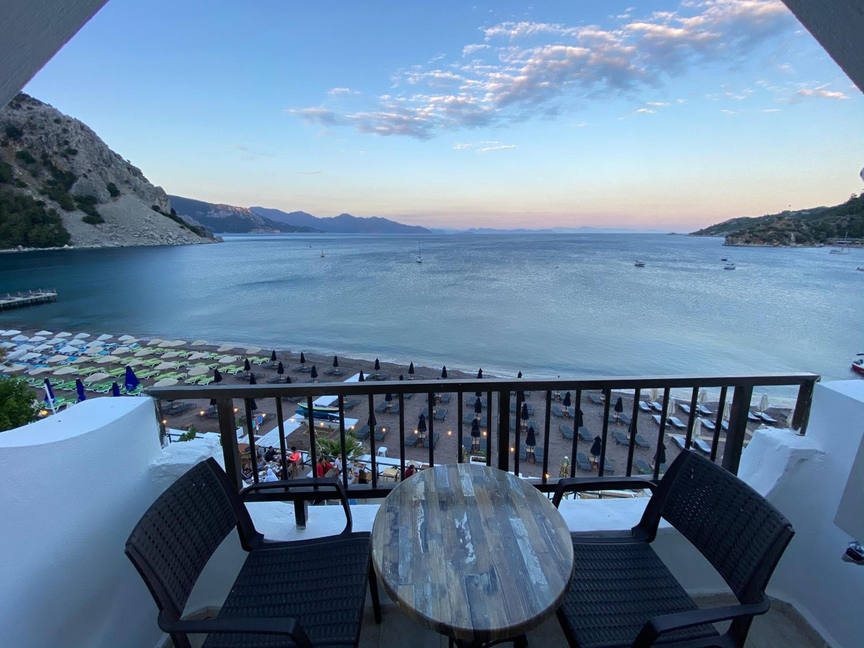 Double or Twin Room with Sea View - Photo 13
