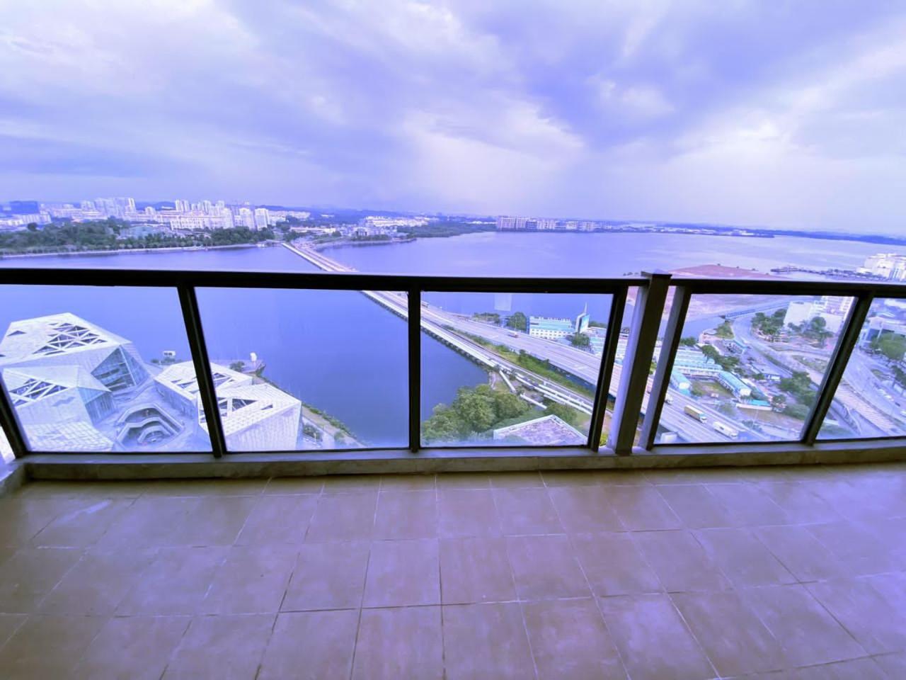 Three Bedroom Apartment with Seaview & Bathtub