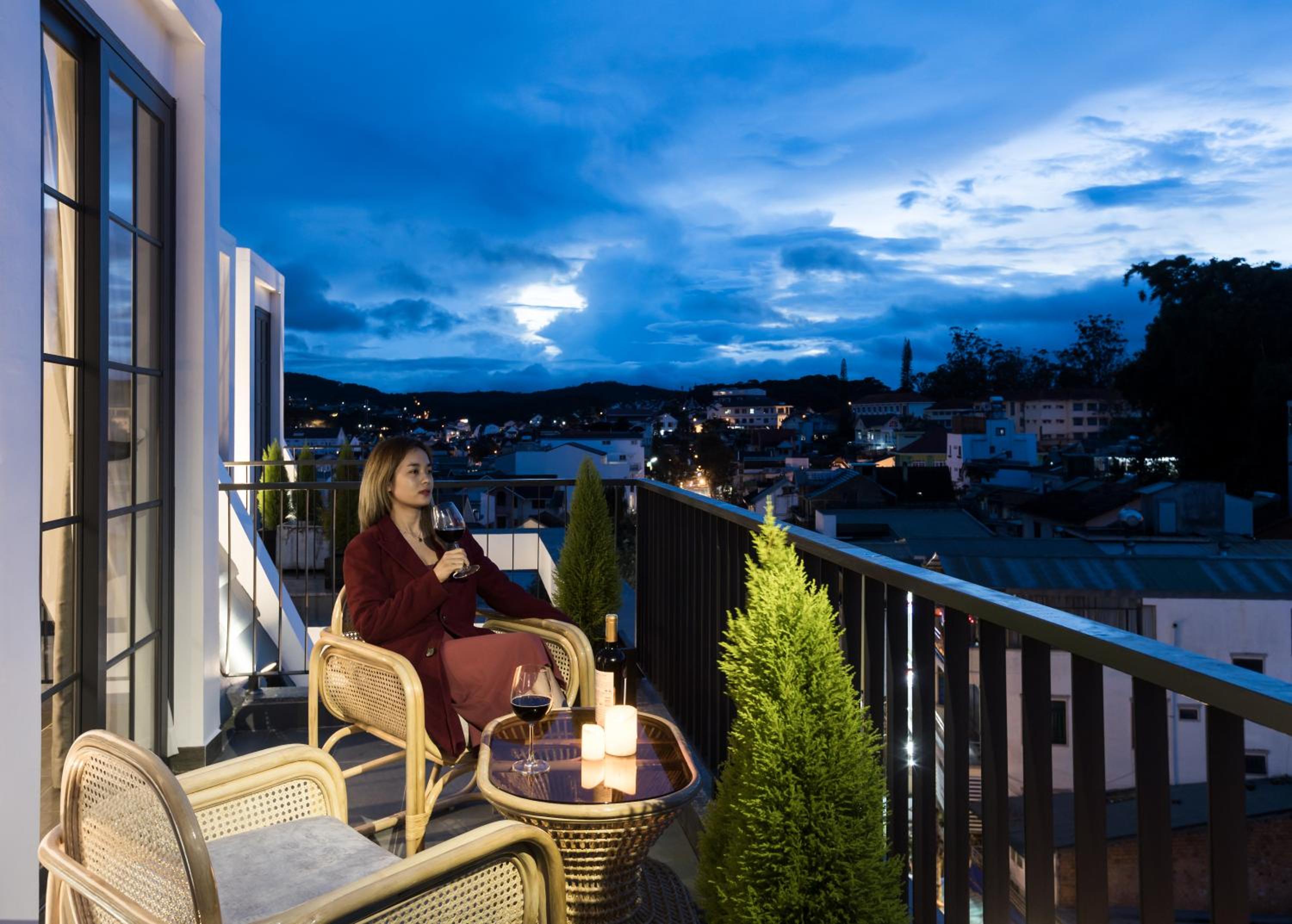 Deluxe Double Room with Balcony - Photo 7