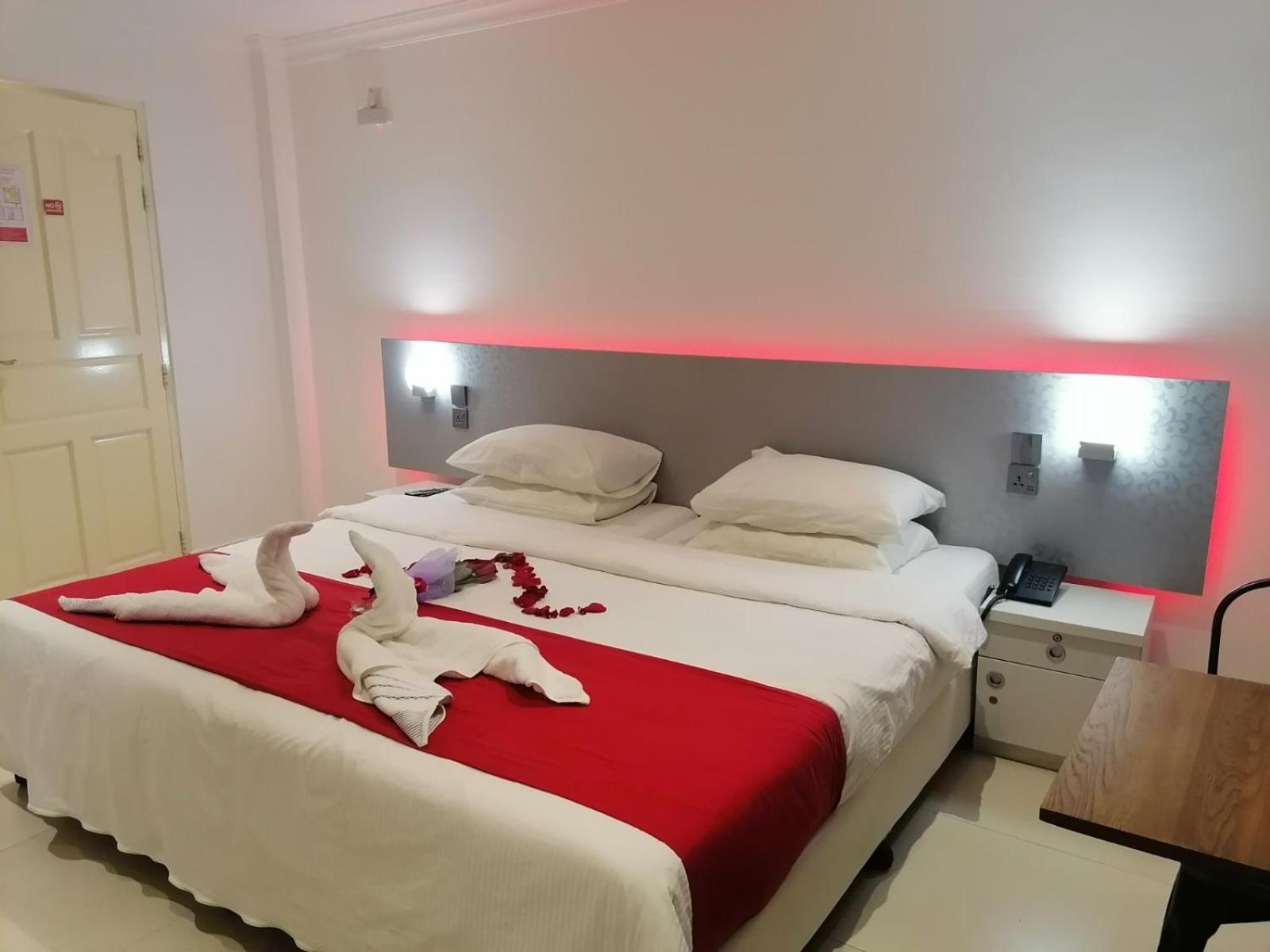 Deluxe King Room with Street View - Photo 3
