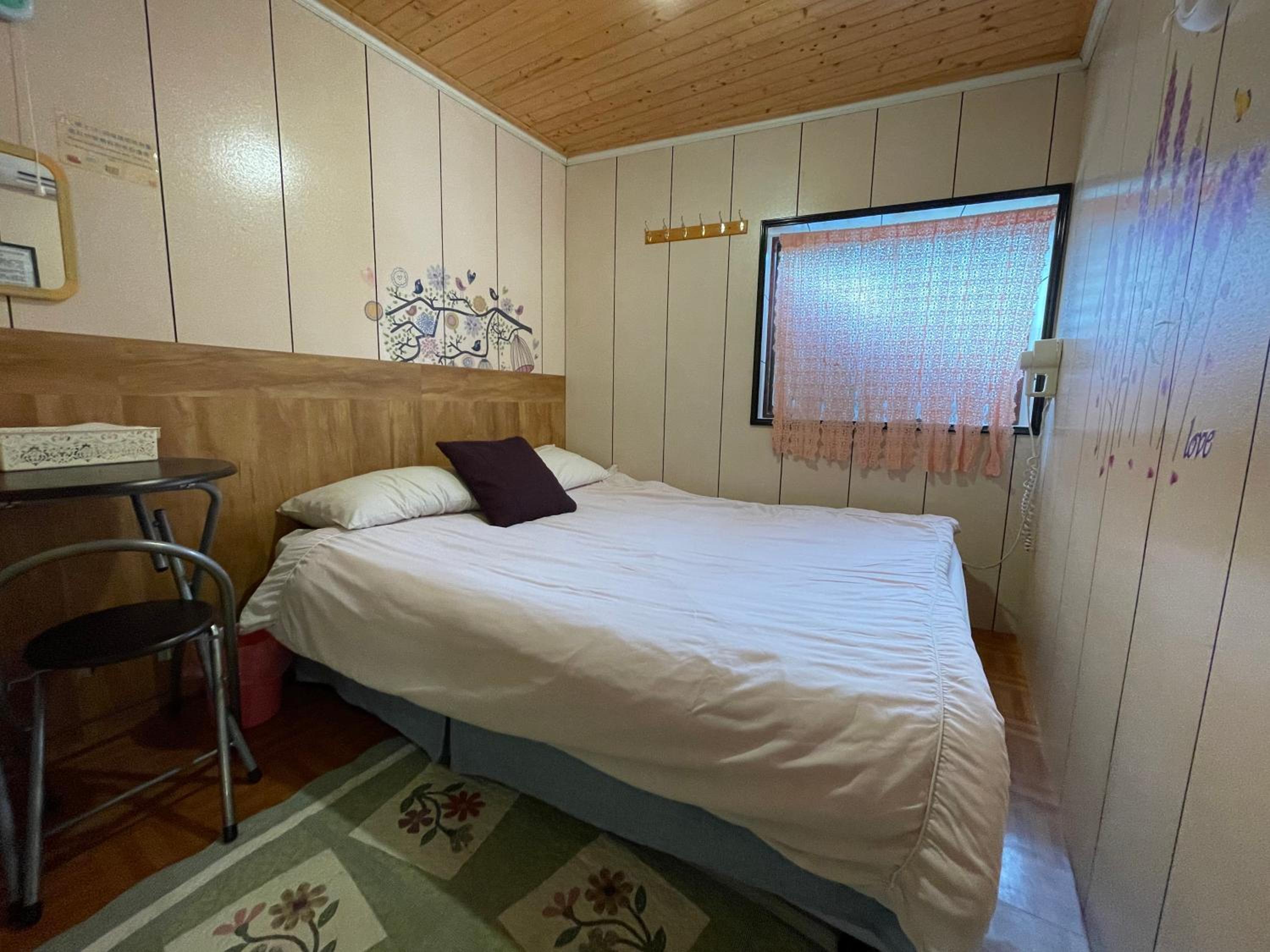 Double Room with Shared Bathroom photo 2