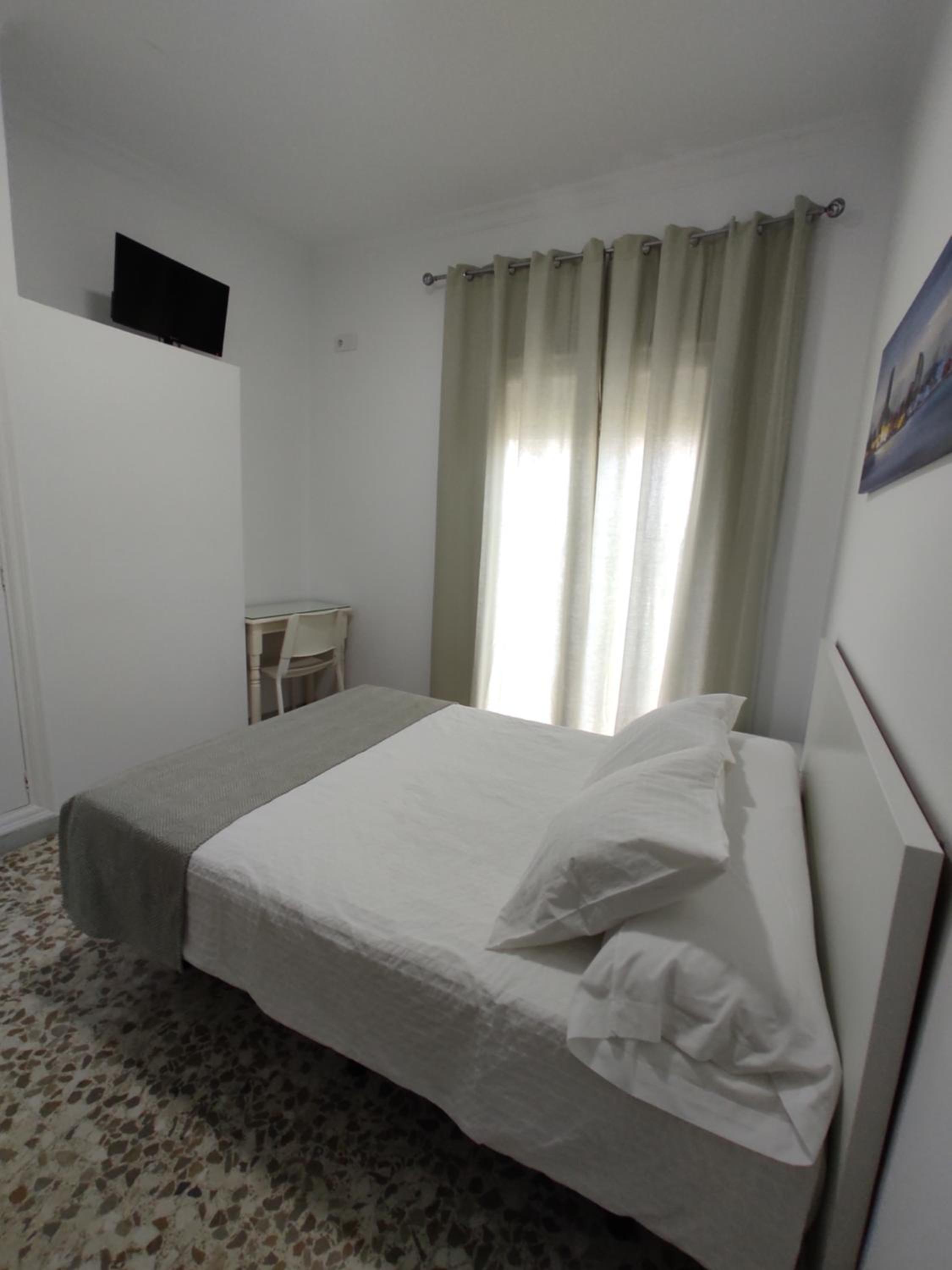 Double Room with Balcony - Photo 1