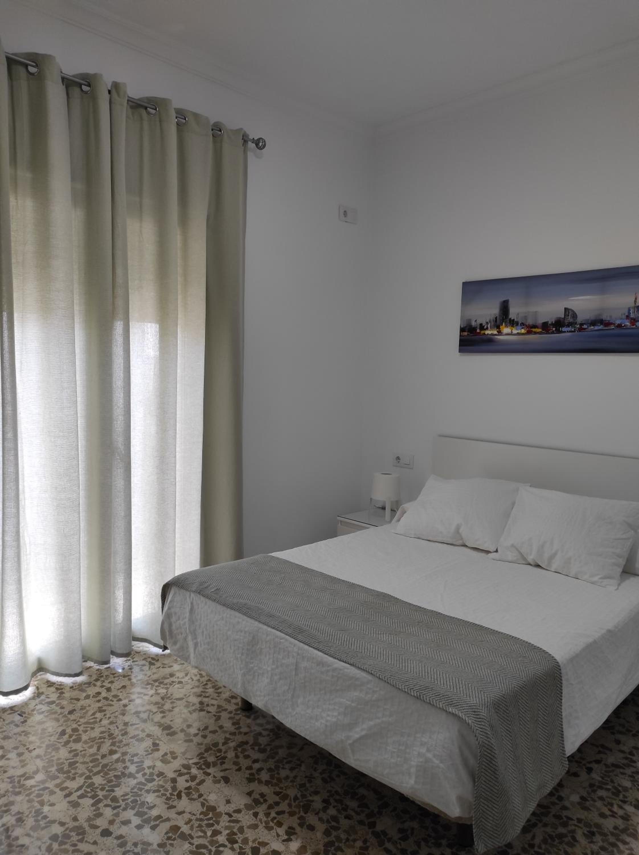 Double Room with Balcony - Photo 9