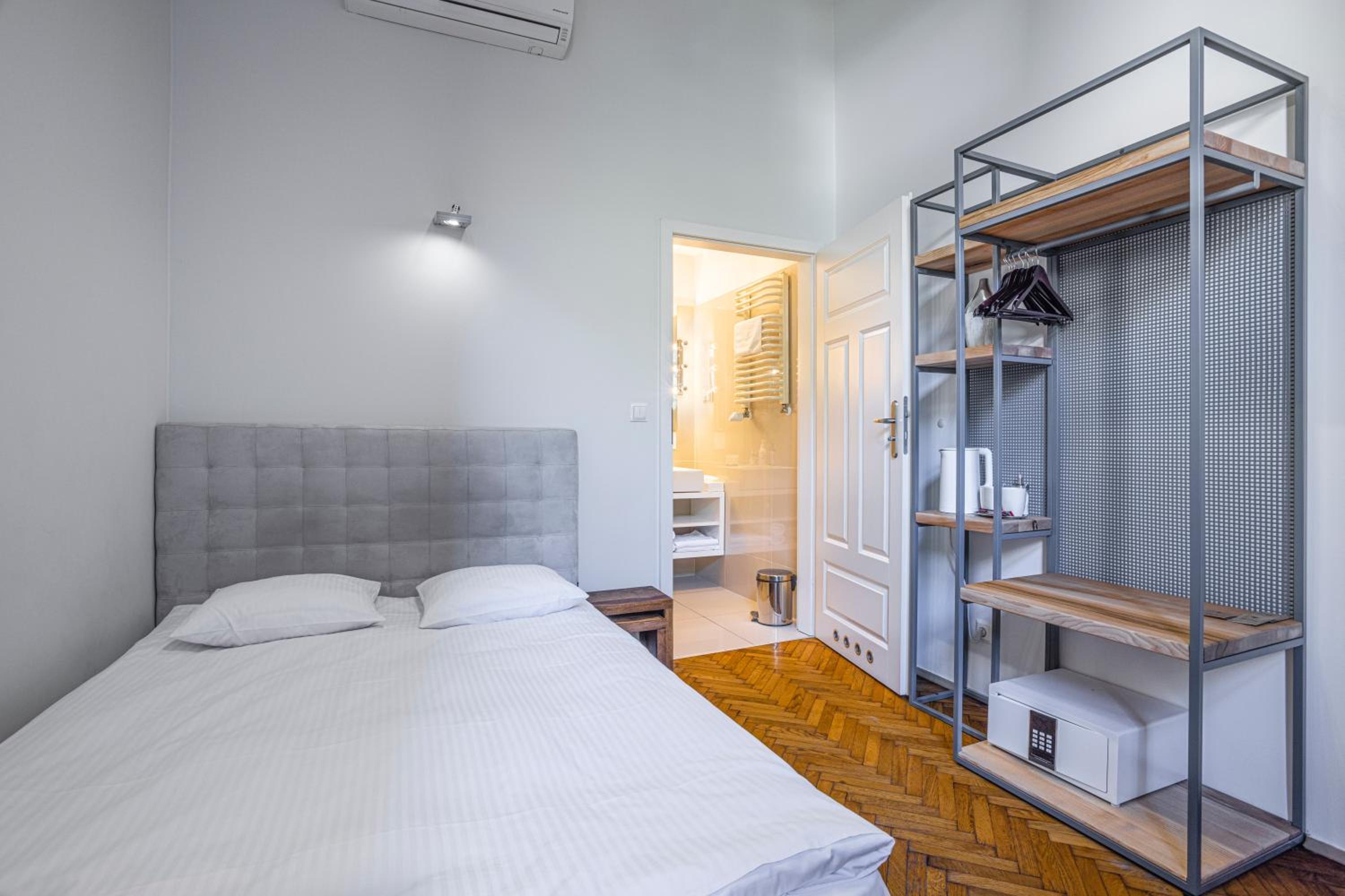 Standard Double Room - Photo 15
