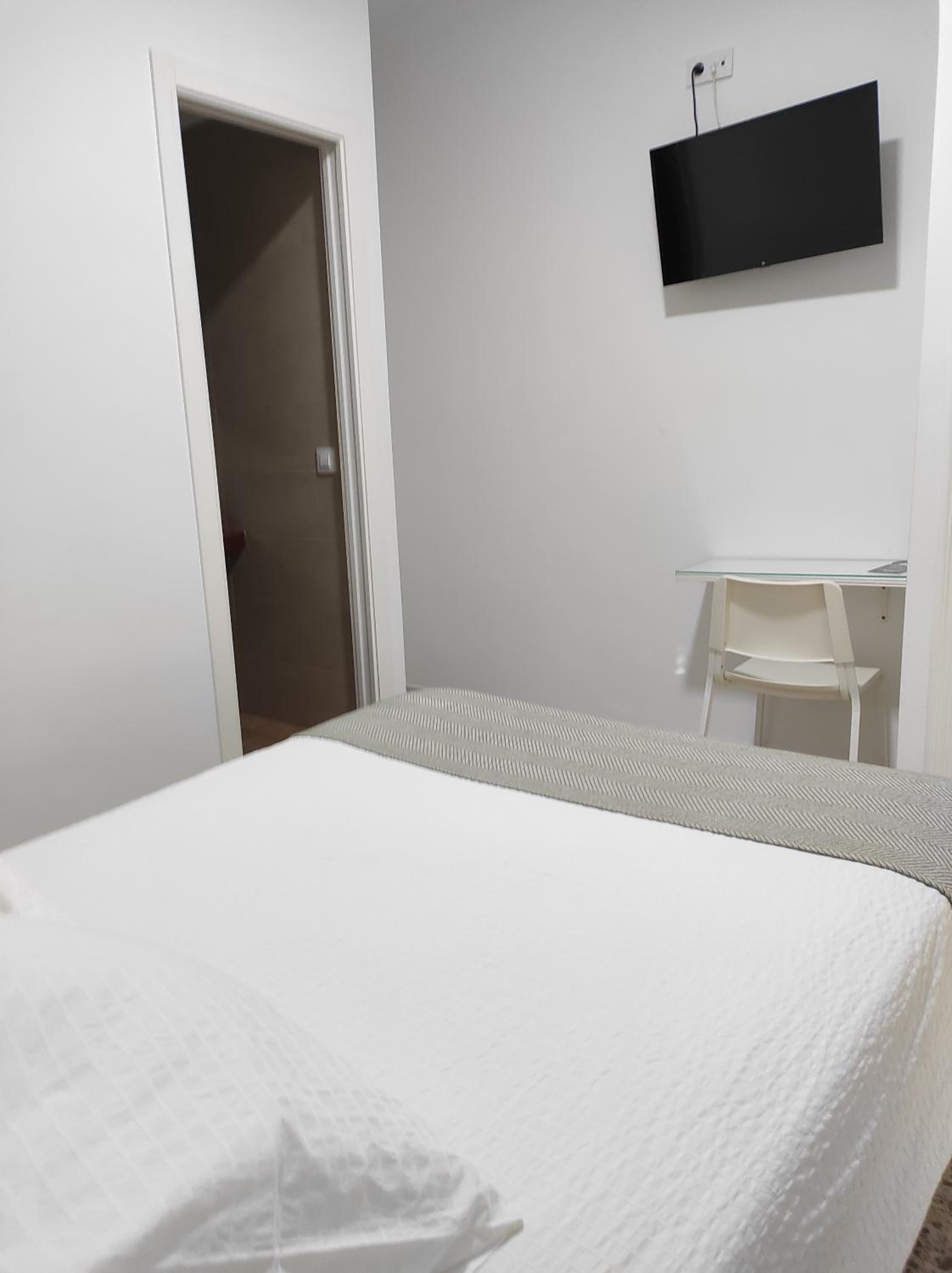 Double Room with Balcony - Photo 3