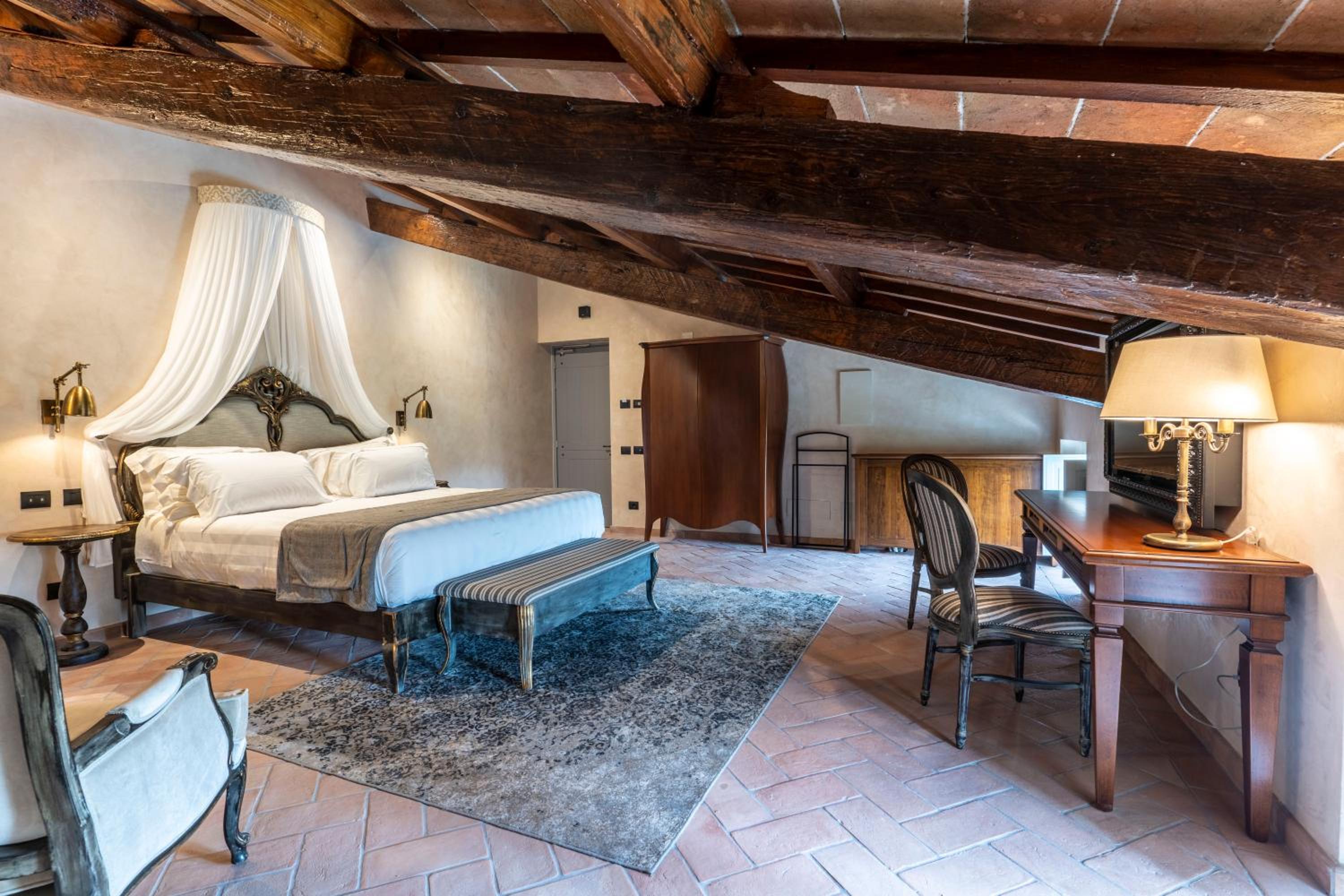 Suite - Photo 3