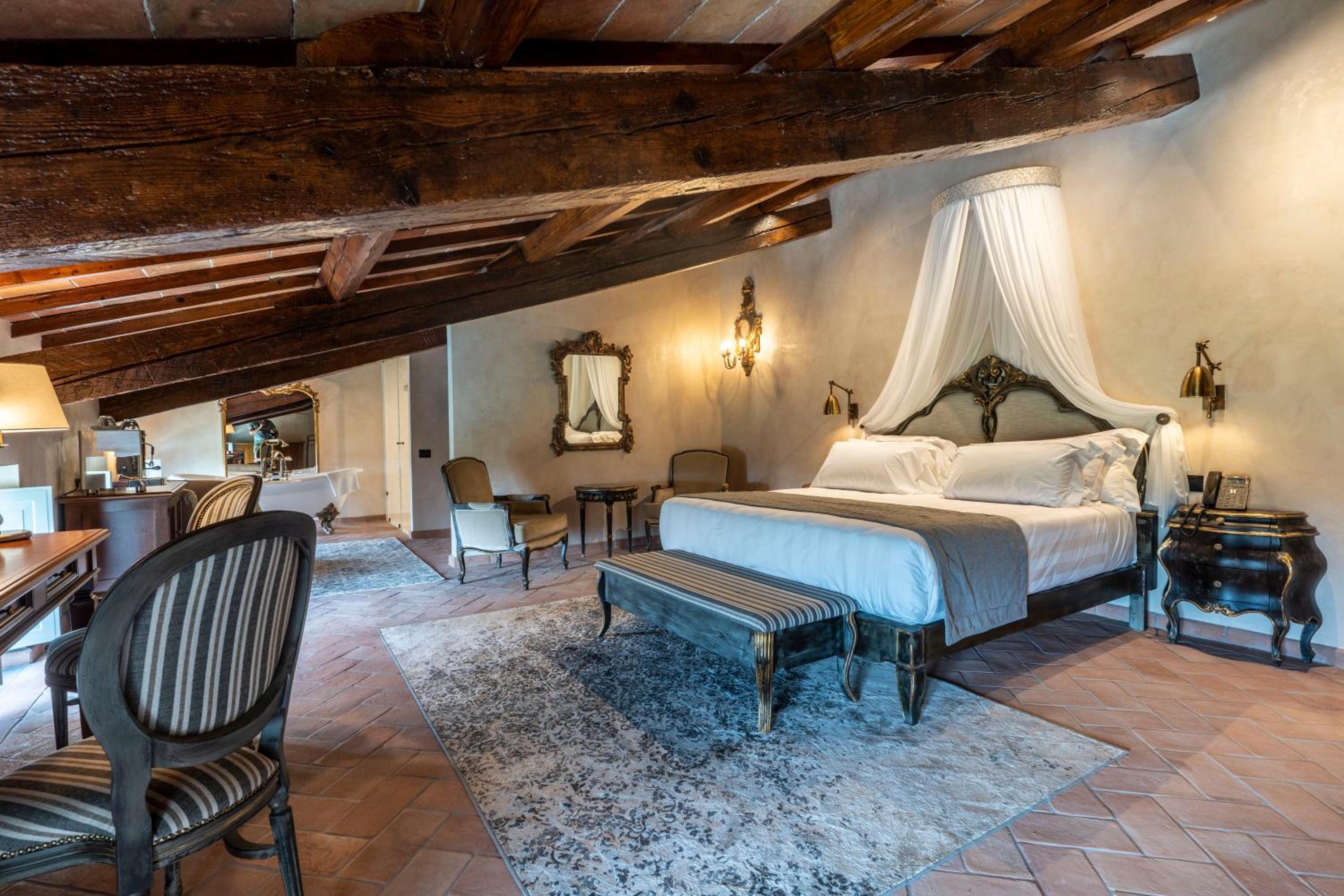Suite - Photo 1