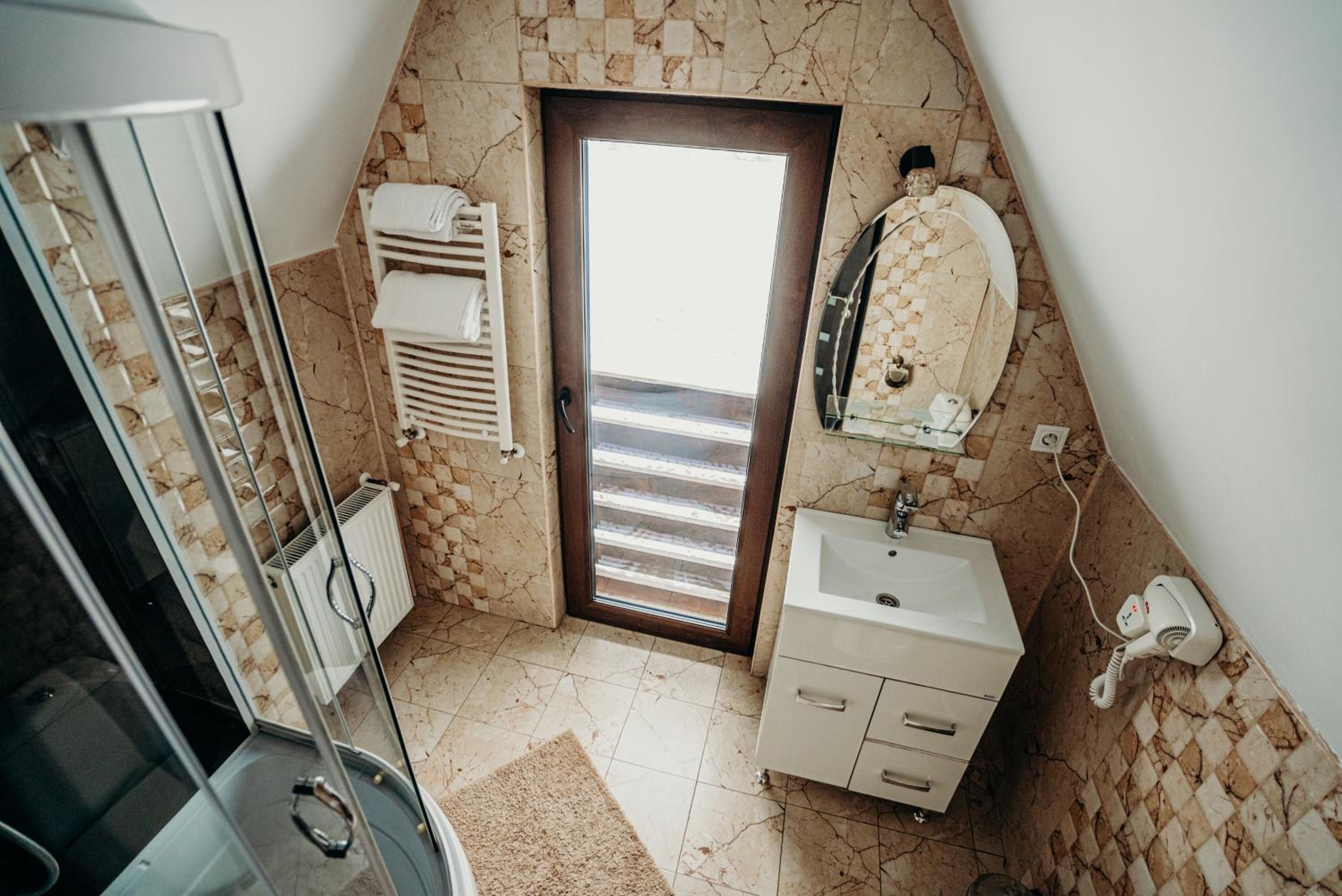 Deluxe Double Room - Photo 11