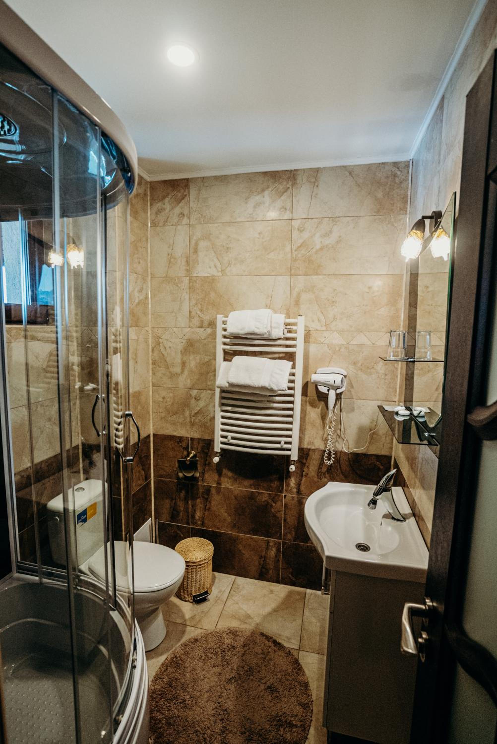 Deluxe Double Room - Photo 9