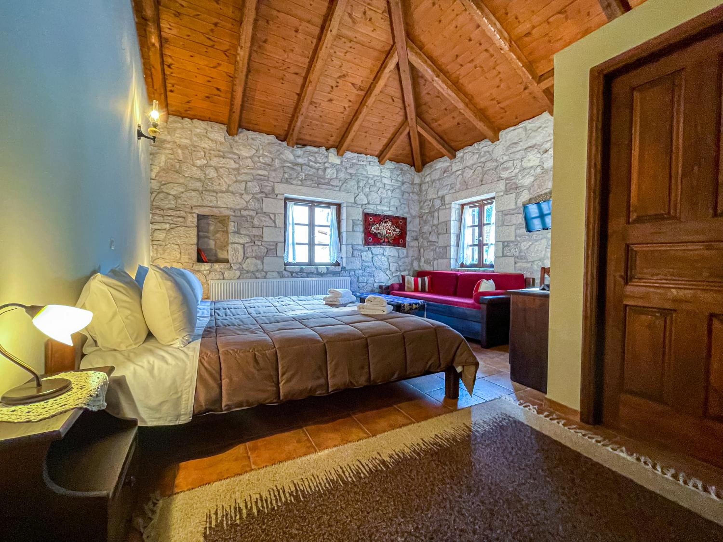 Deluxe Double Room (2 Adults + 1 Child) photo 1
