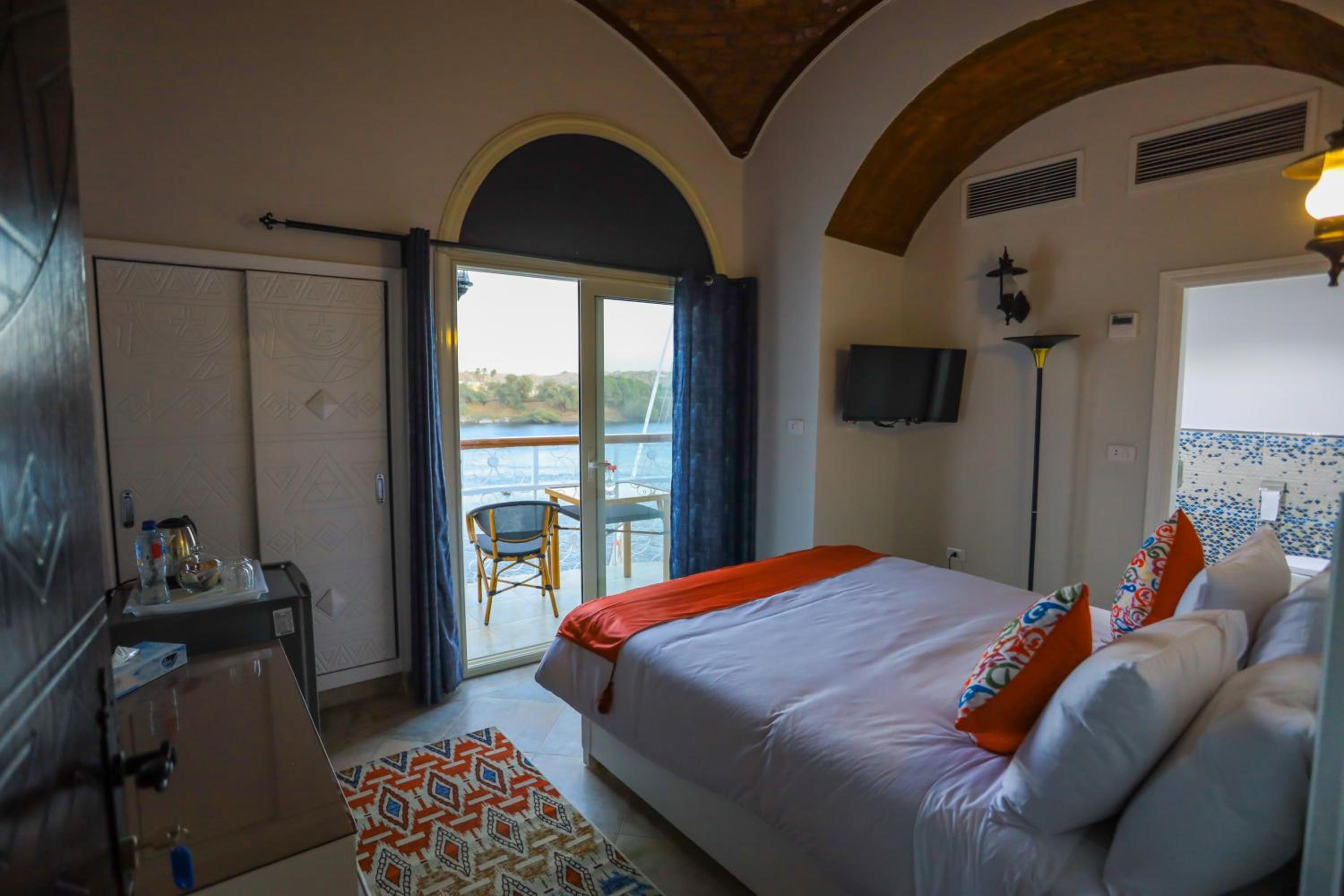 Deluxe Double Room with Balcony - Photo 16