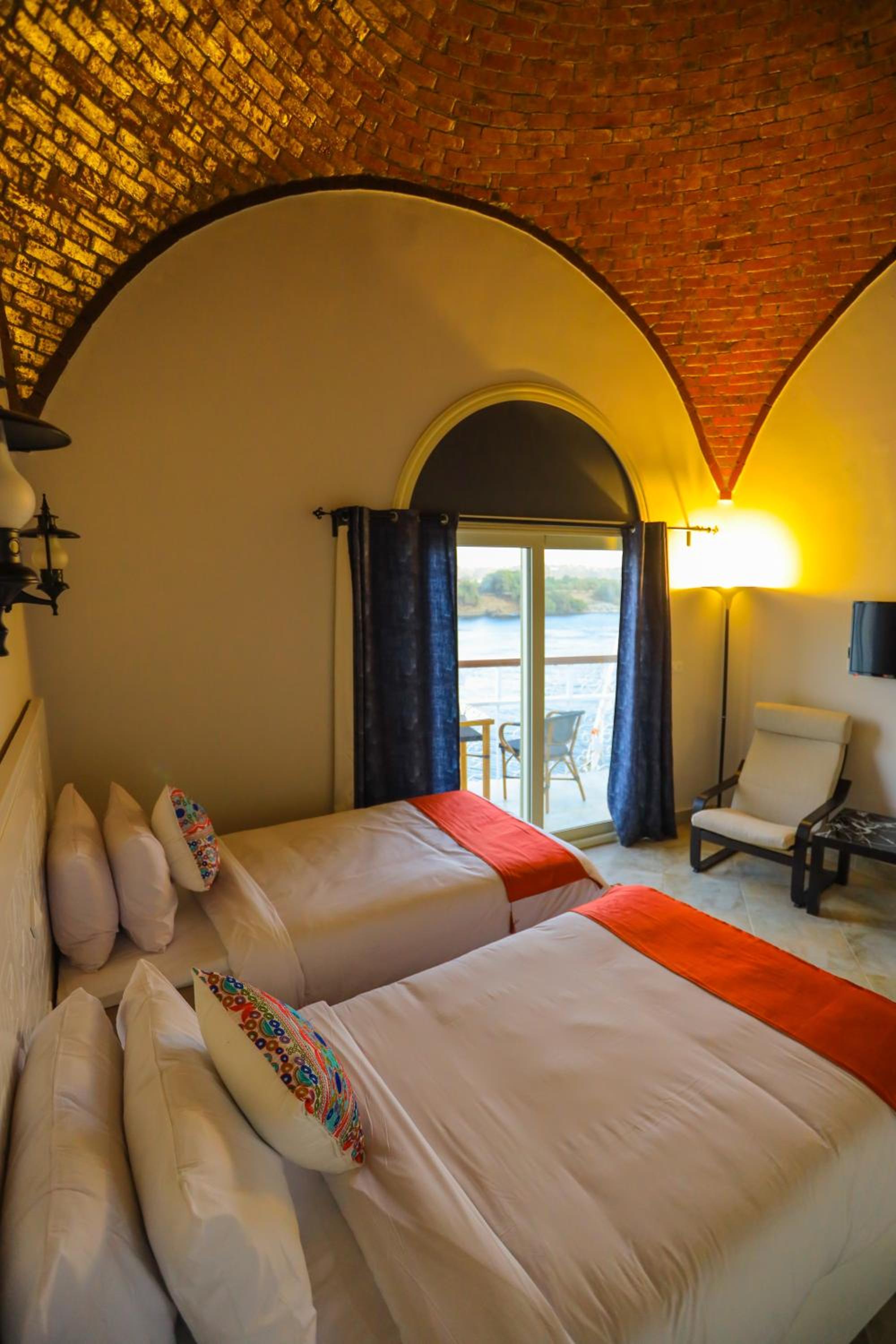 Deluxe Double Room with Balcony - Photo 13