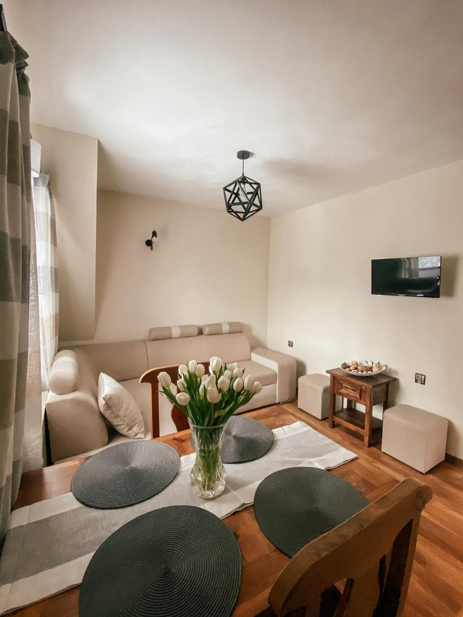 Apartment with Balcony - Photo 7