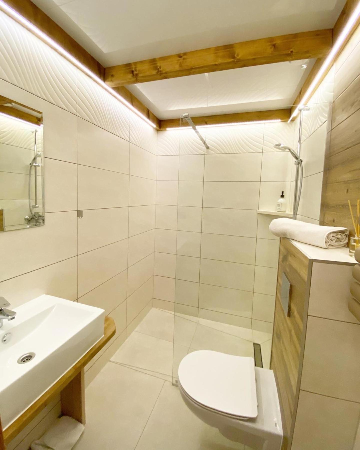 Apartment with Balcony - Photo 6