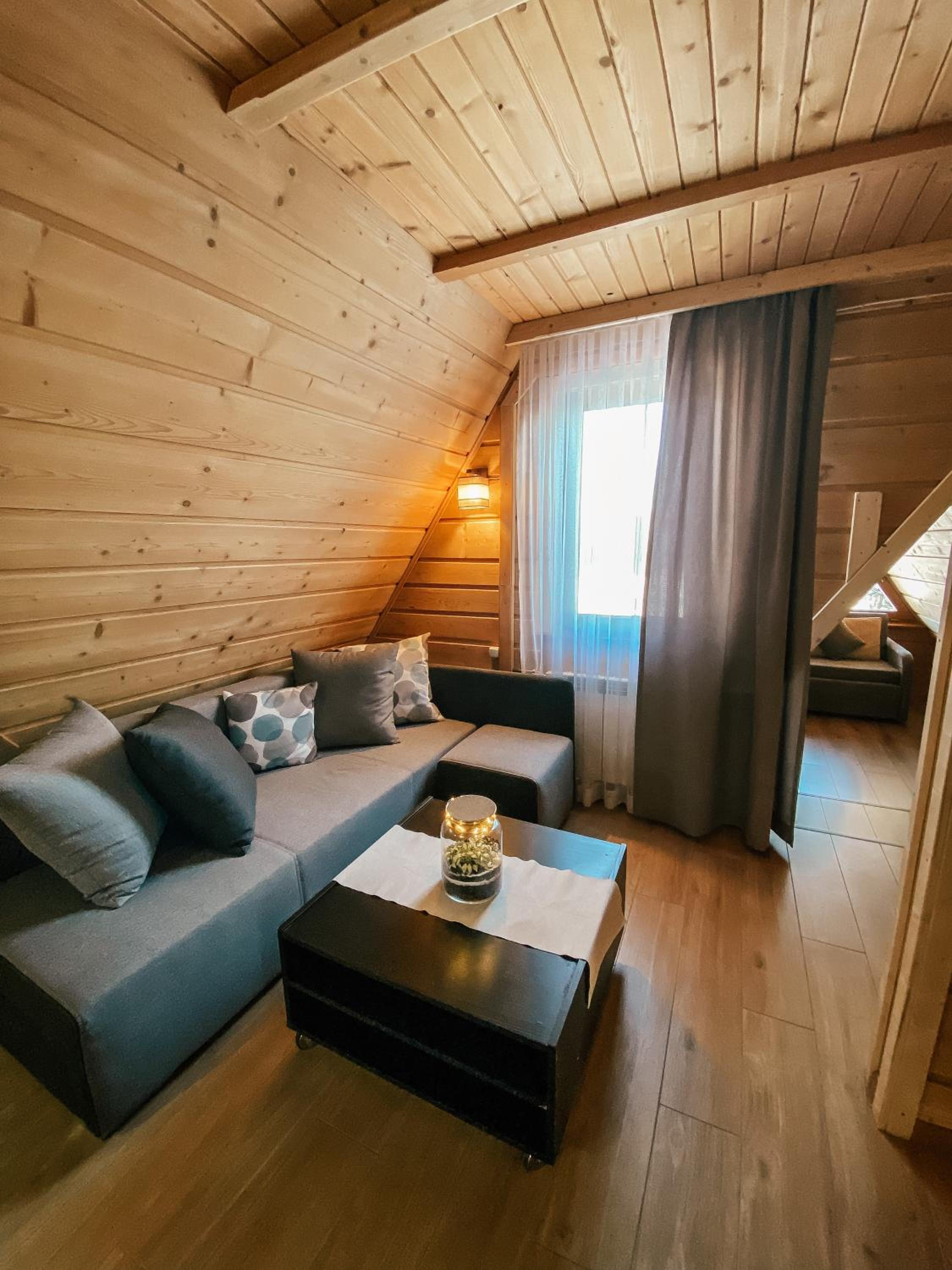 Apartment with Mountain View - Photo 1