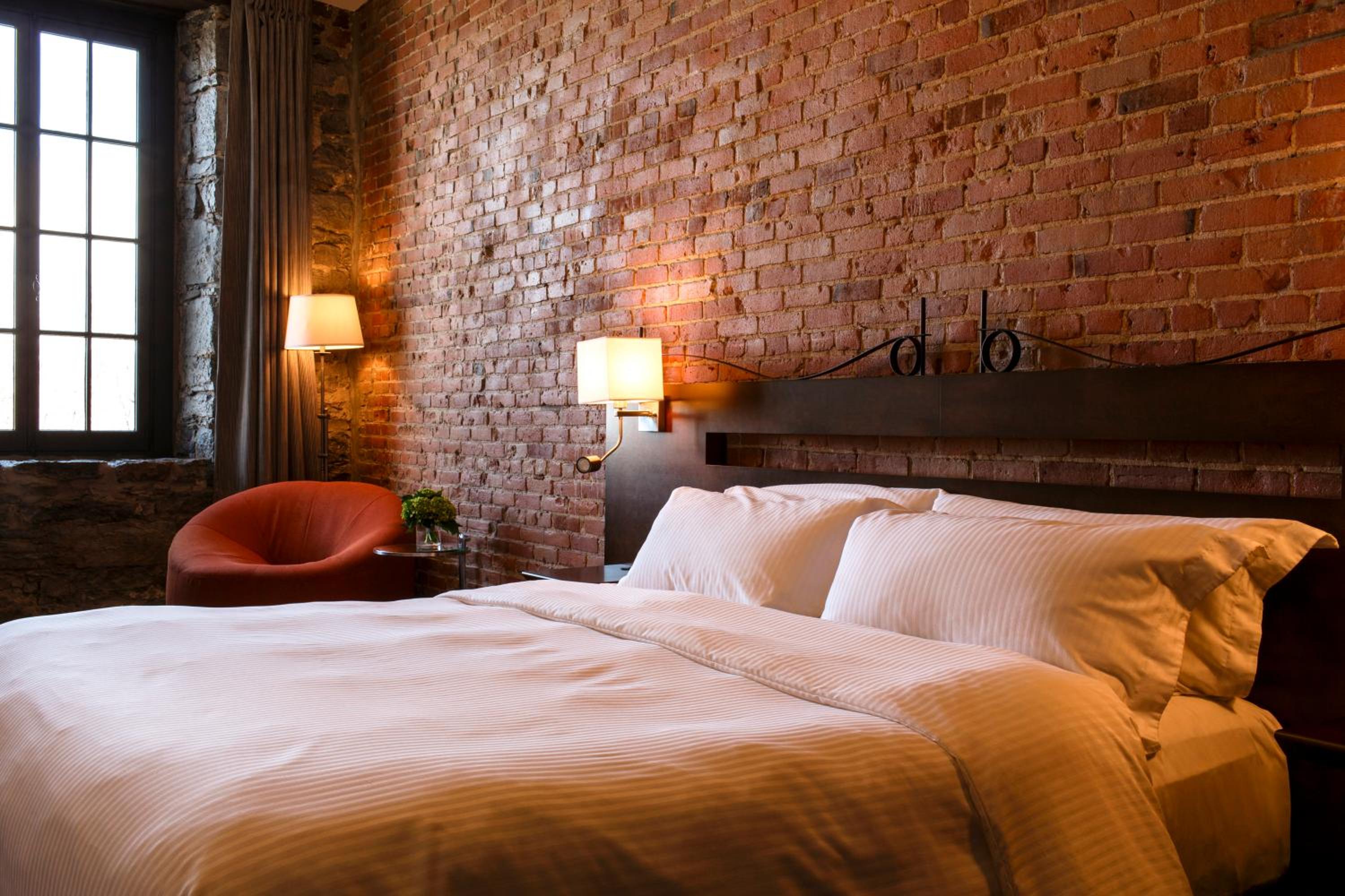 Deluxe King Room - St Laurent River Front thumbnail 6