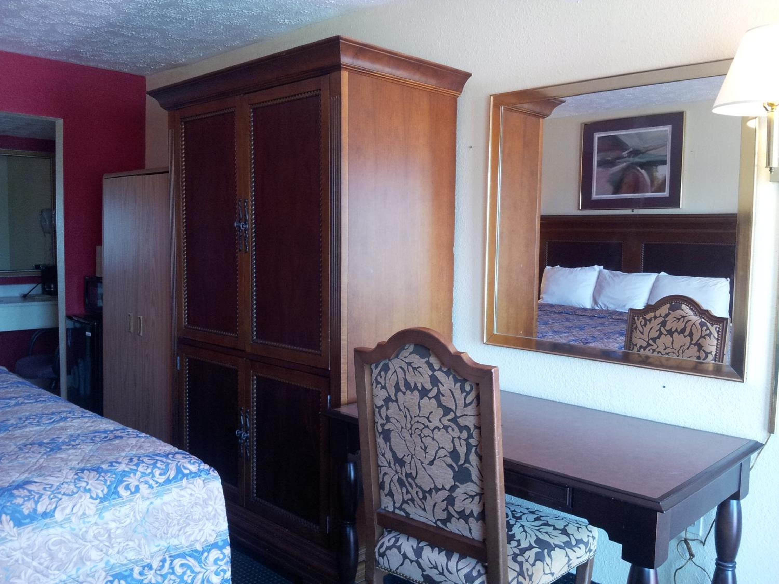 King Room - Non-Smoking - Photo 5