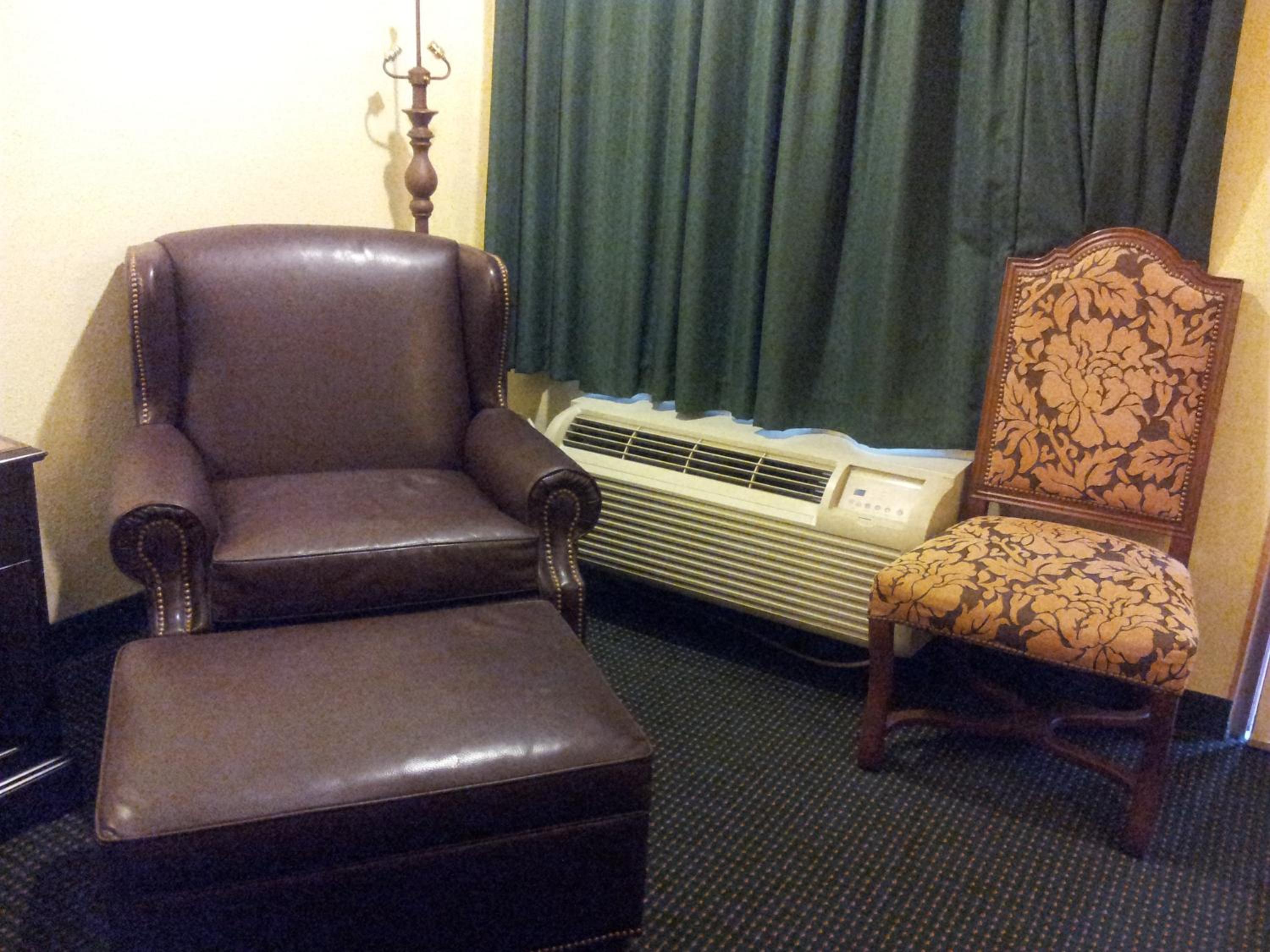 King Room - Non-Smoking - Photo 4