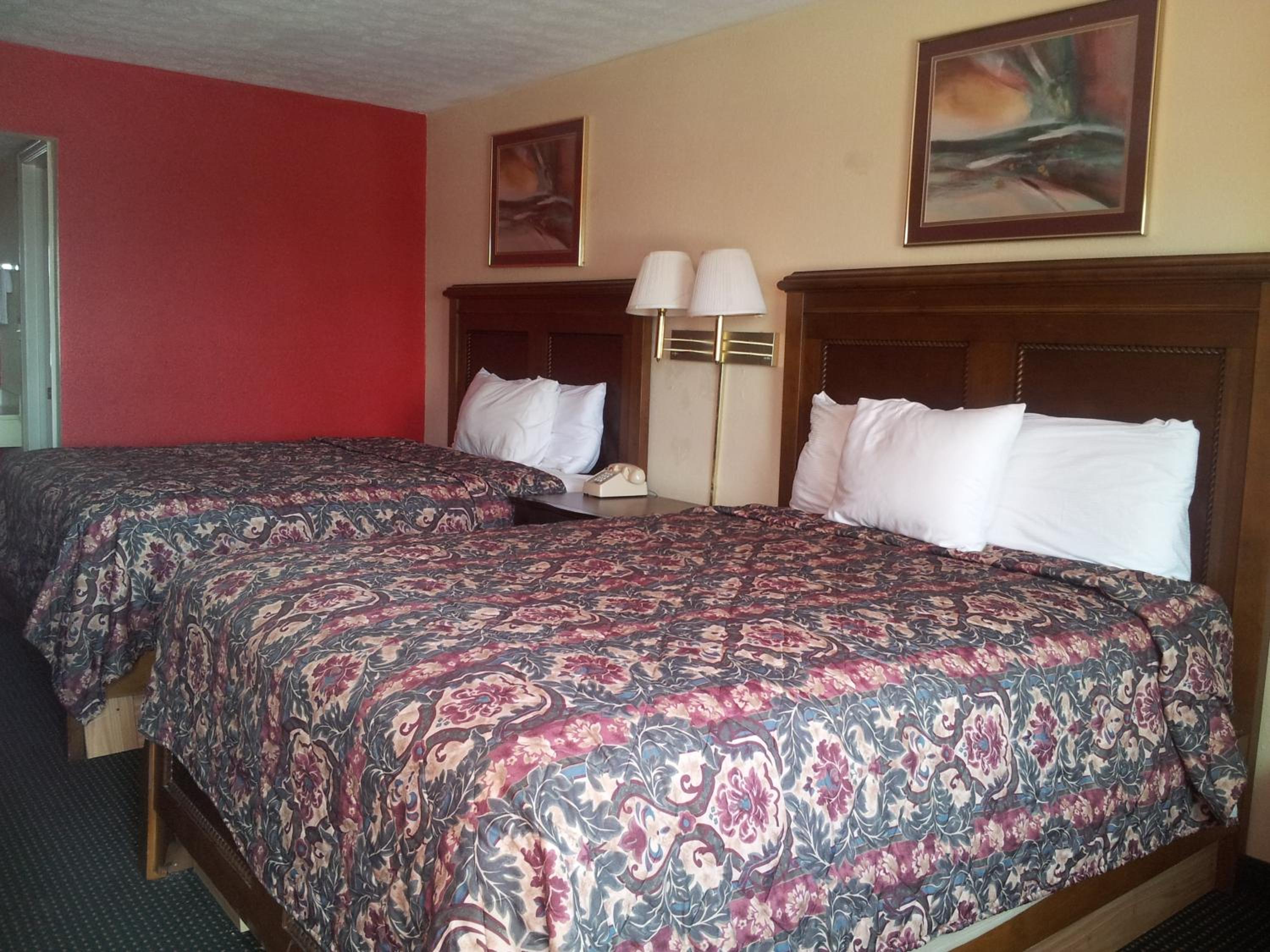 Queen Room with Two Queen Beds  - Non-Smoking - Photo 8