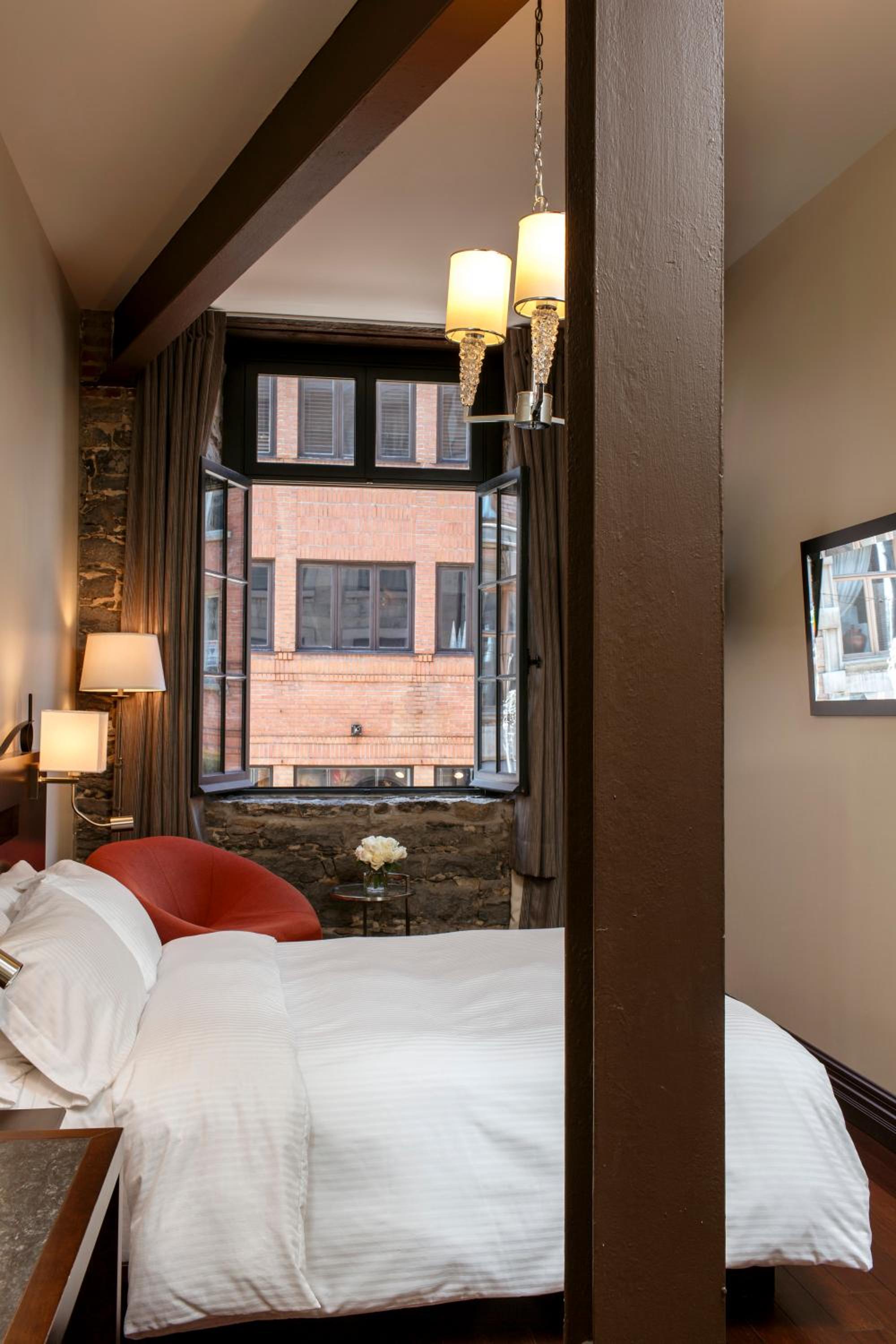 Deluxe Queen Room with St. Paul Street View