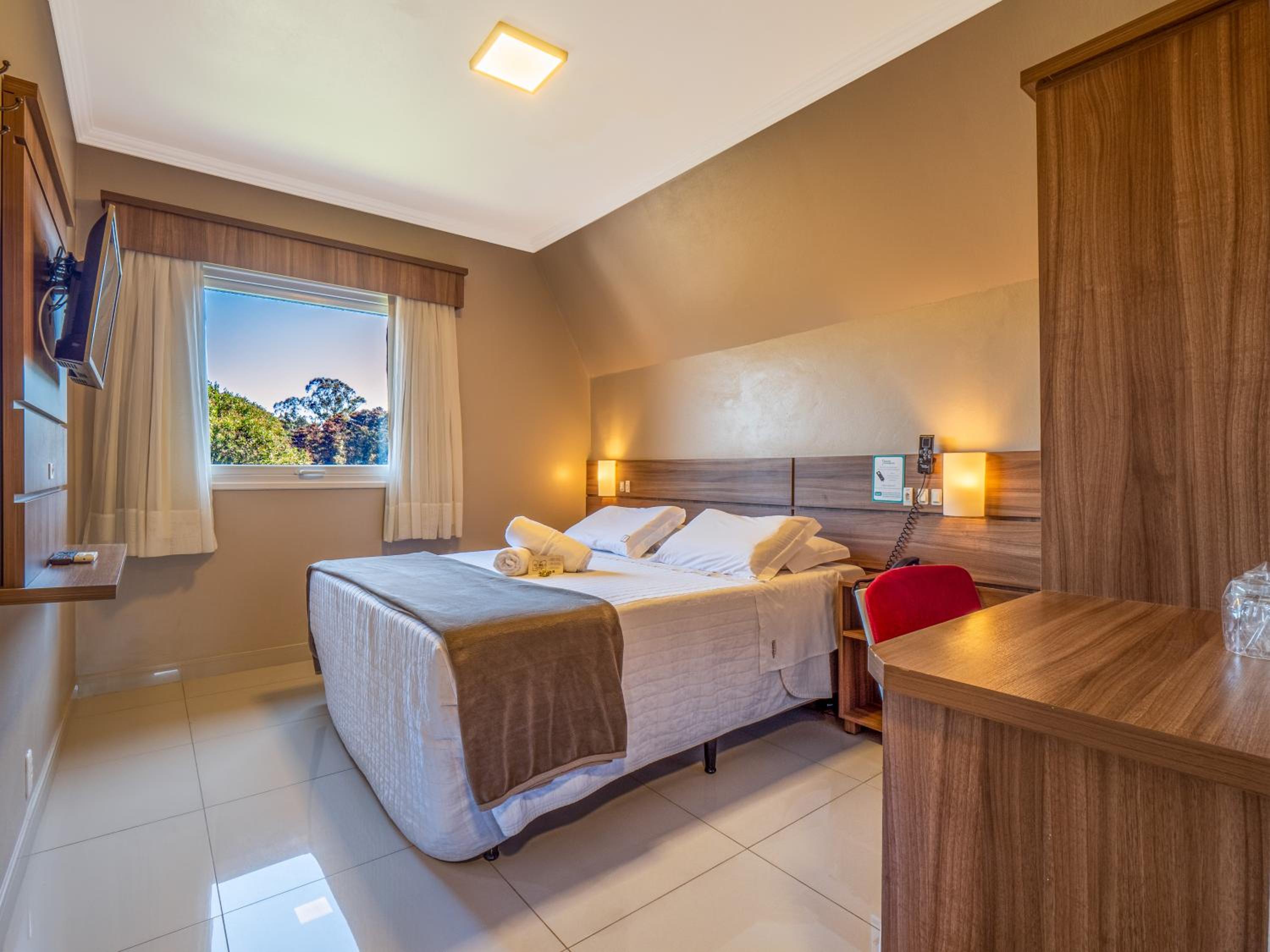 Deluxe Room thumbnail 5