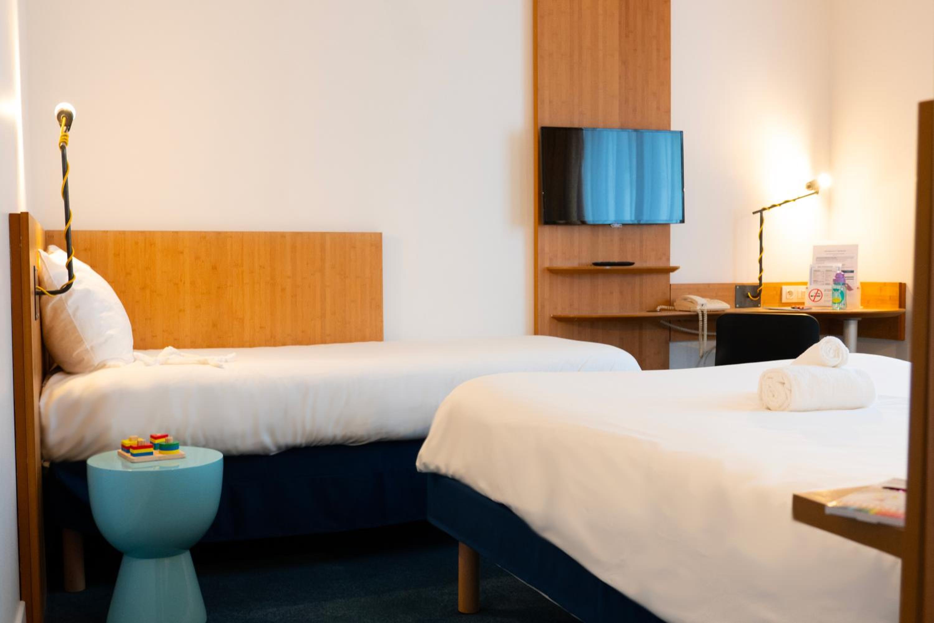 Standard Family Suite with One Double Bed and Twin Beds photo 1