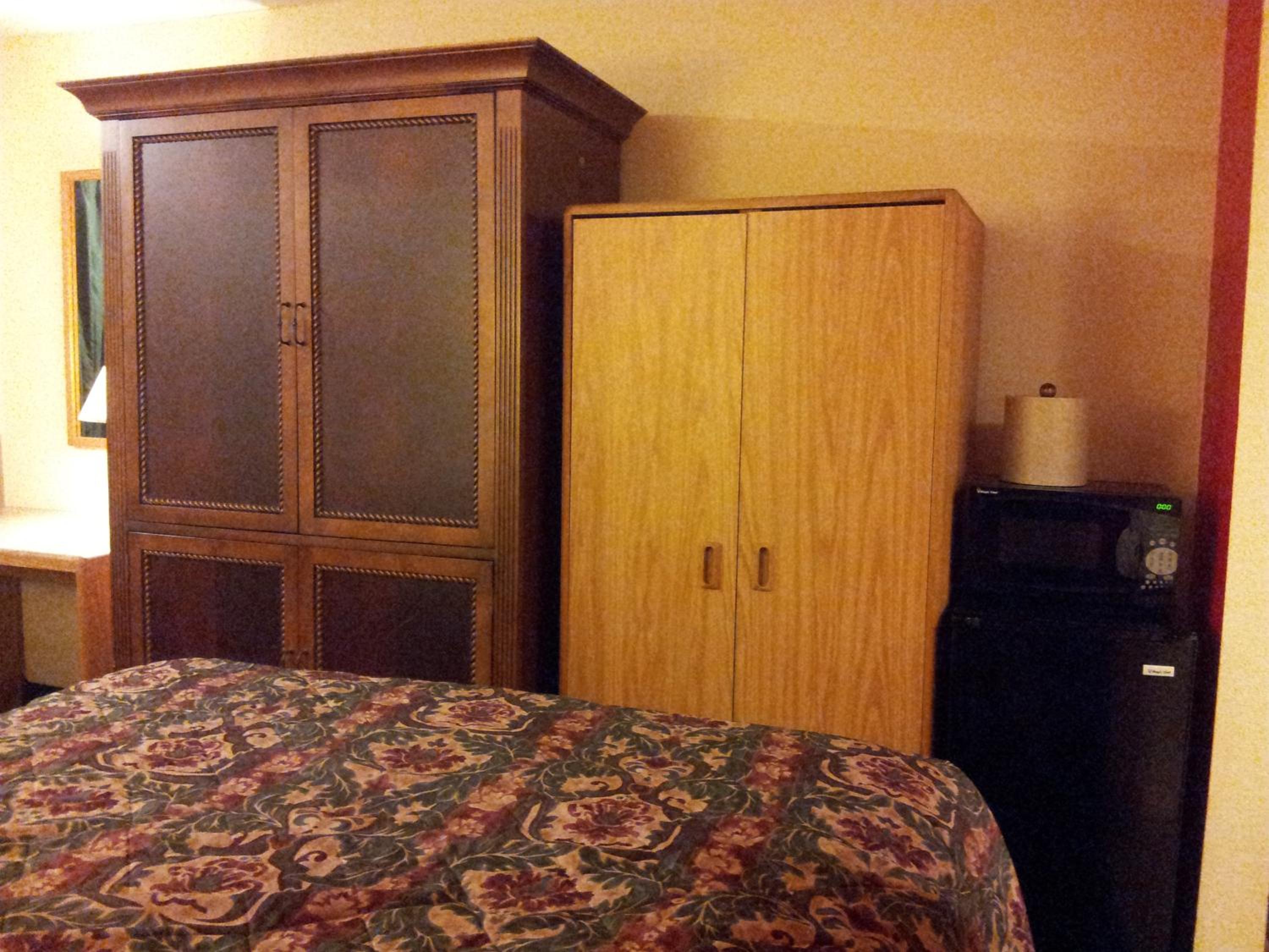 Queen Room with Two Queen Beds  - Non-Smoking - Photo 9