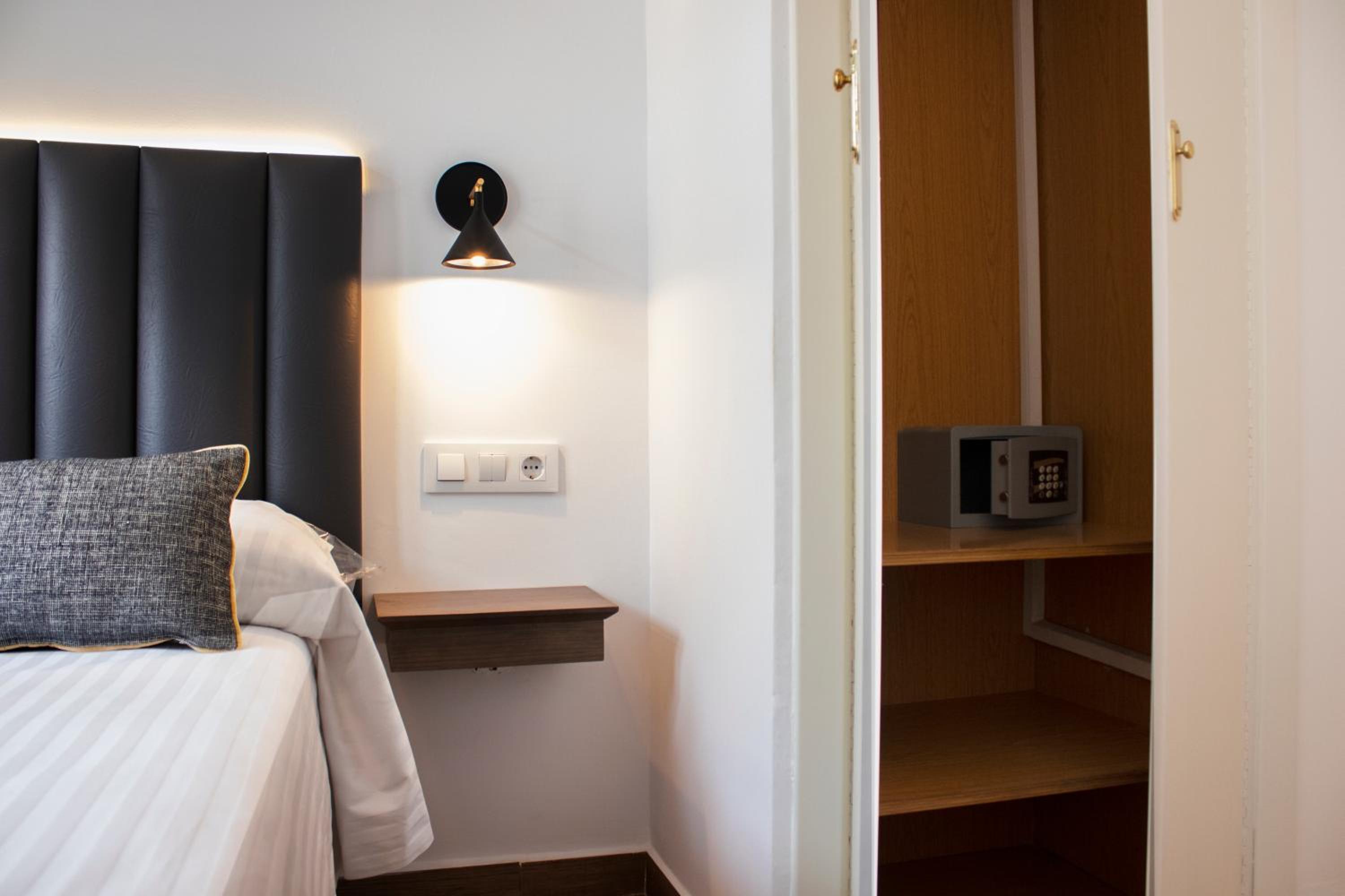 Double or Twin Room - Photo 5
