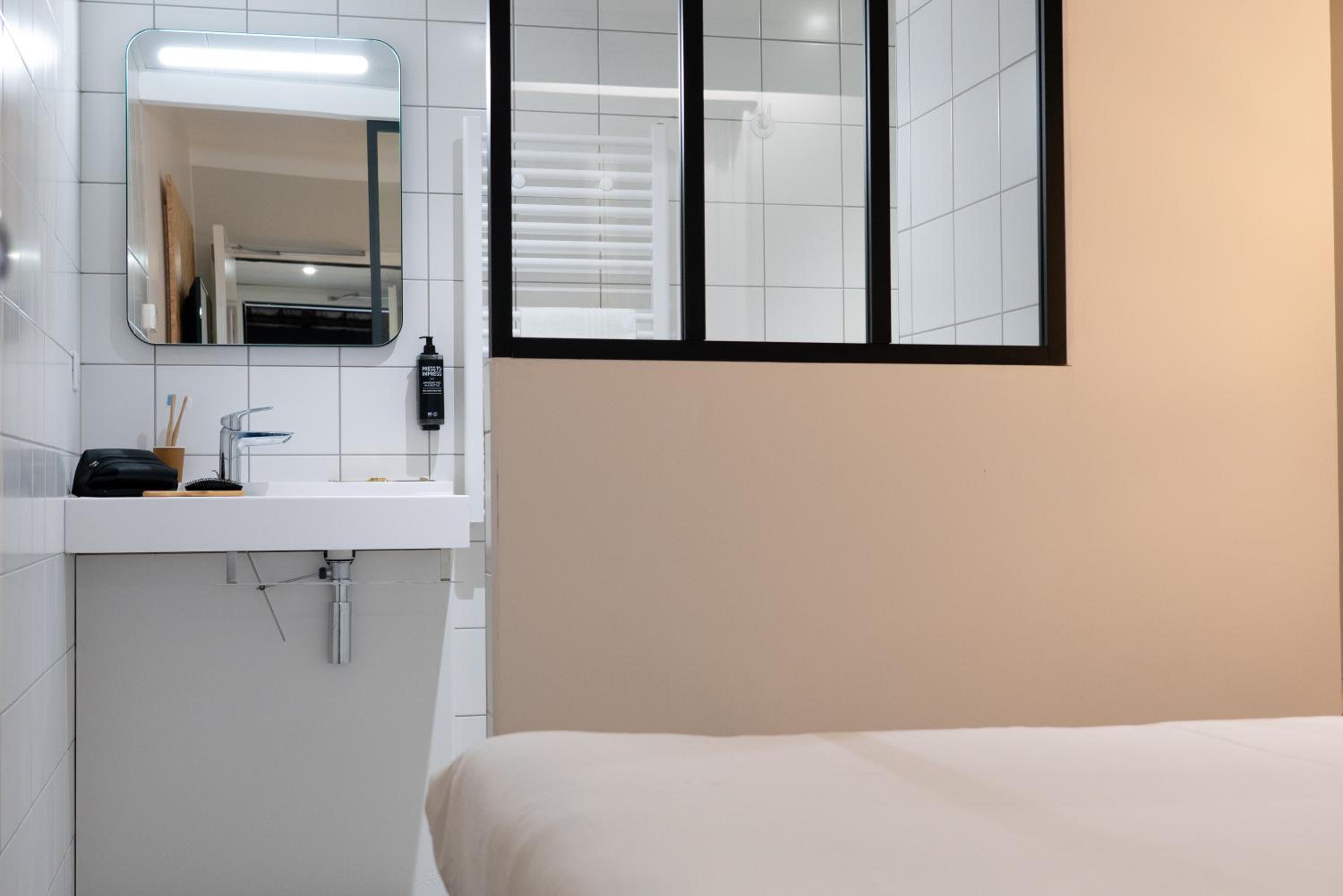Standard Double Room - Photo 11