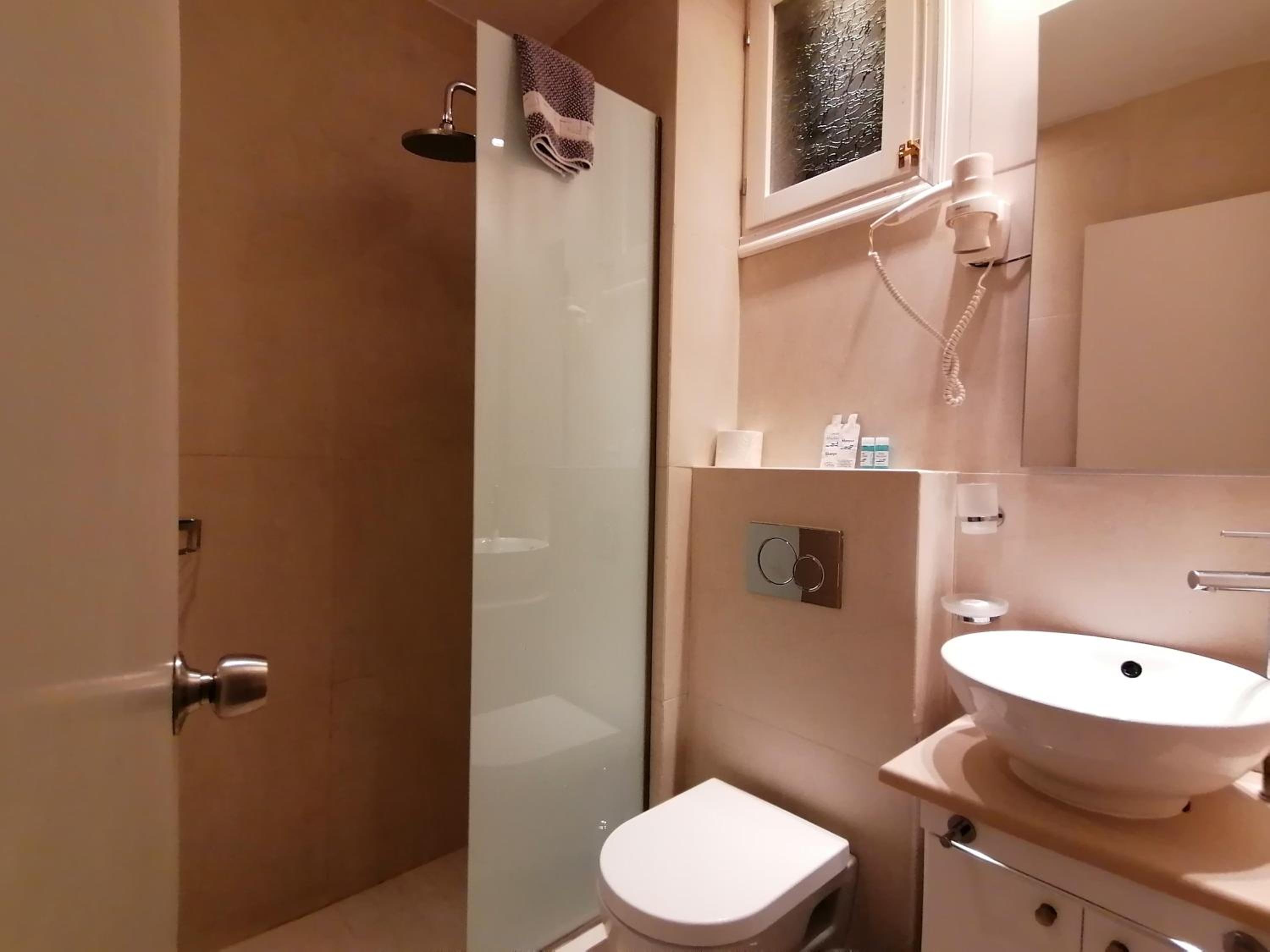 1st Floor Double or Twin Basic Deluxe (With Balcony) photo 2