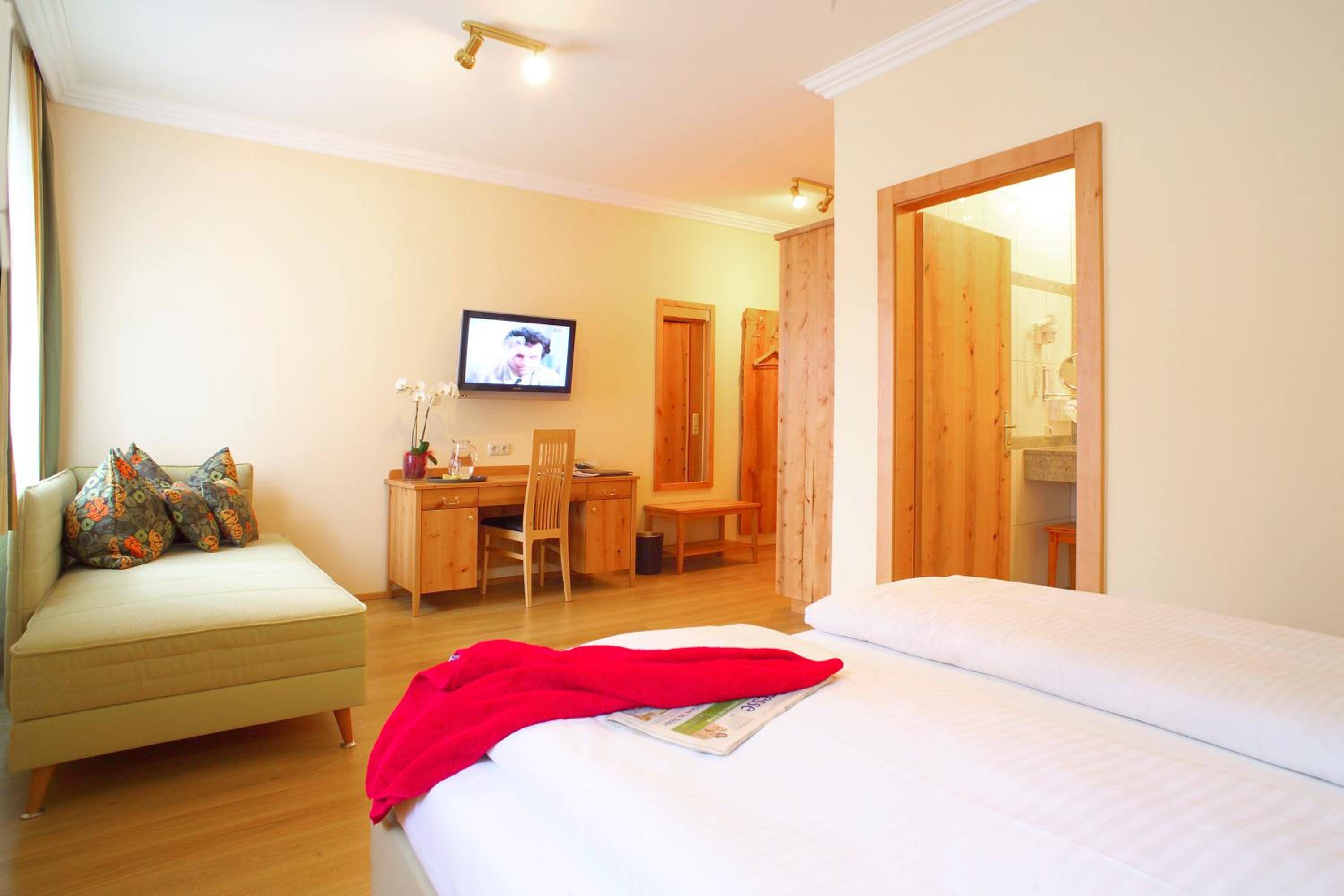 Double Room with Extra Bed - Photo 1