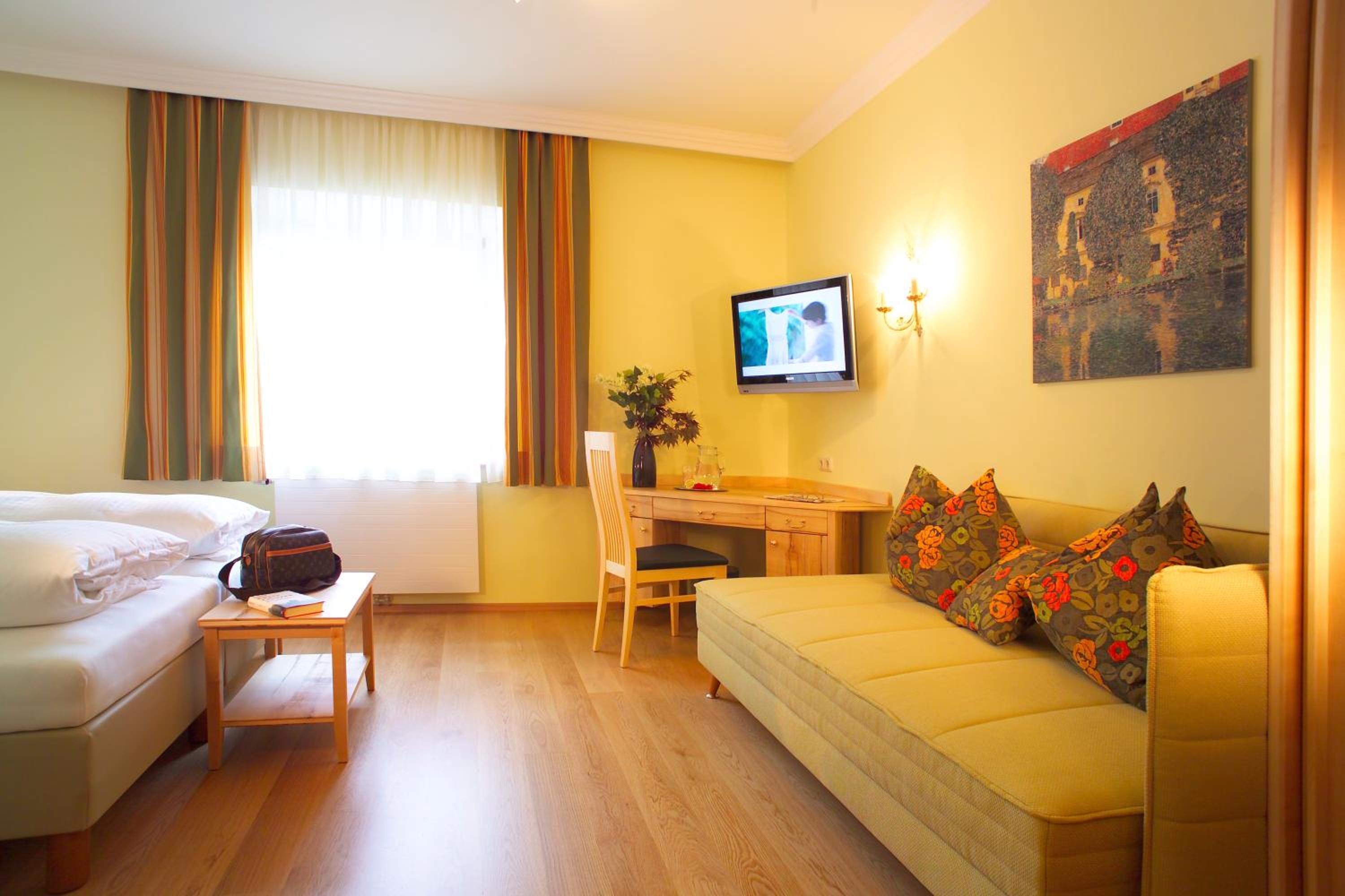 Double Room with Extra Bed - Photo 2