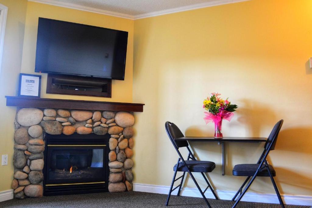 Deluxe Junior Suite With One Queen Bed, Pet Friendly photo 2