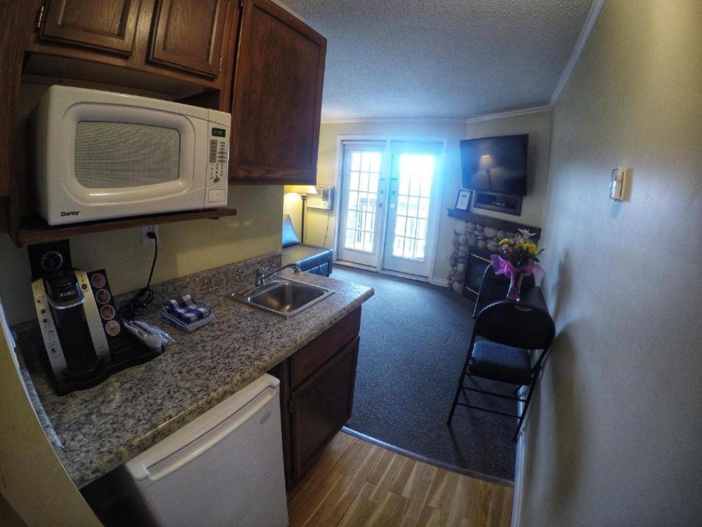Deluxe Junior Suite With One Queen Bed, Pet Friendly photo 3