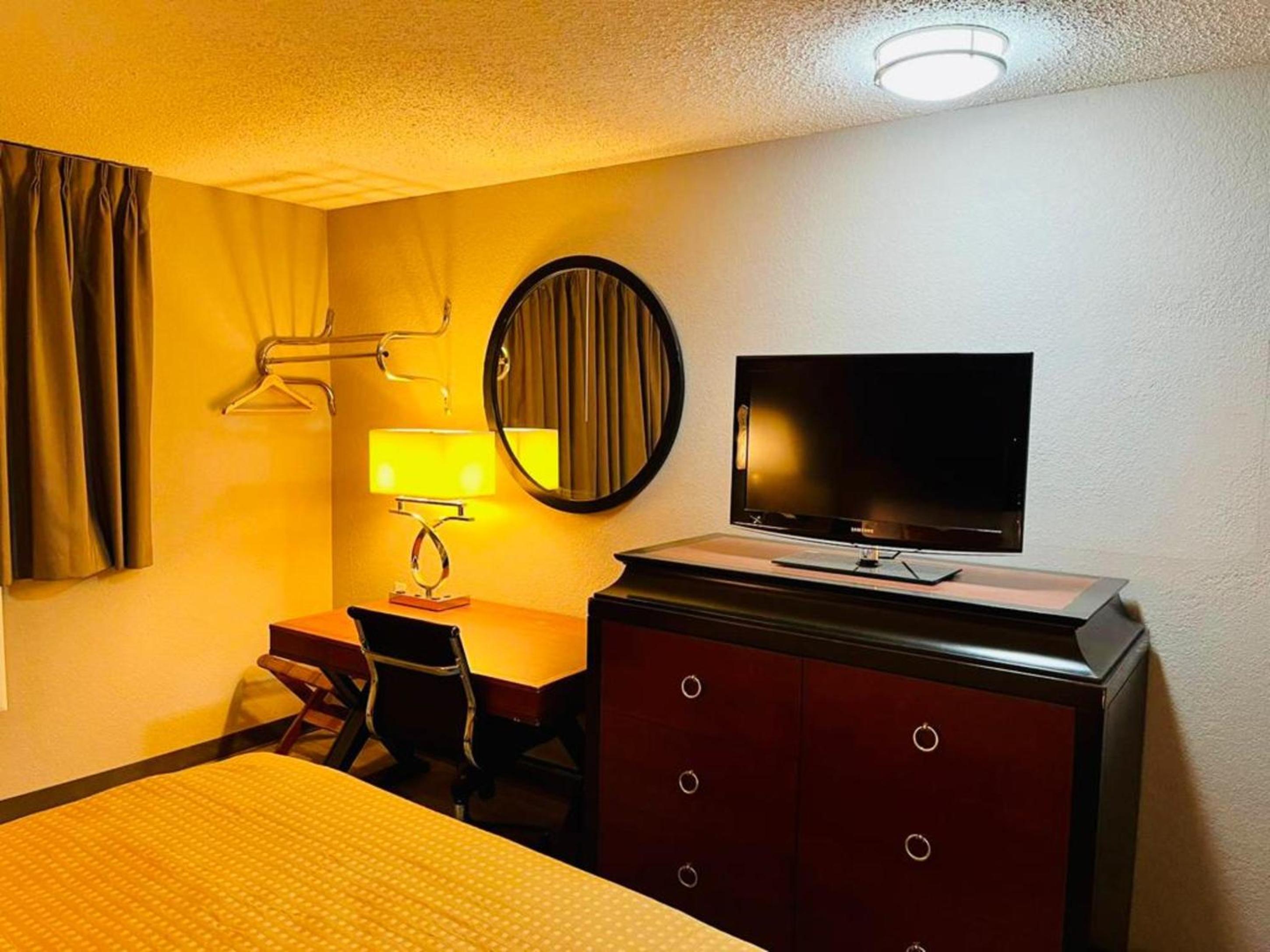 Queen Room - Non-Smoking - Photo 5