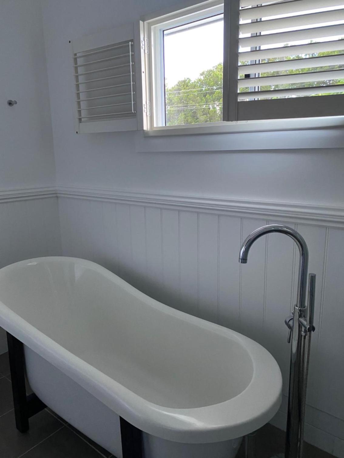 1 Breeze King Suite - with Bath photo 2