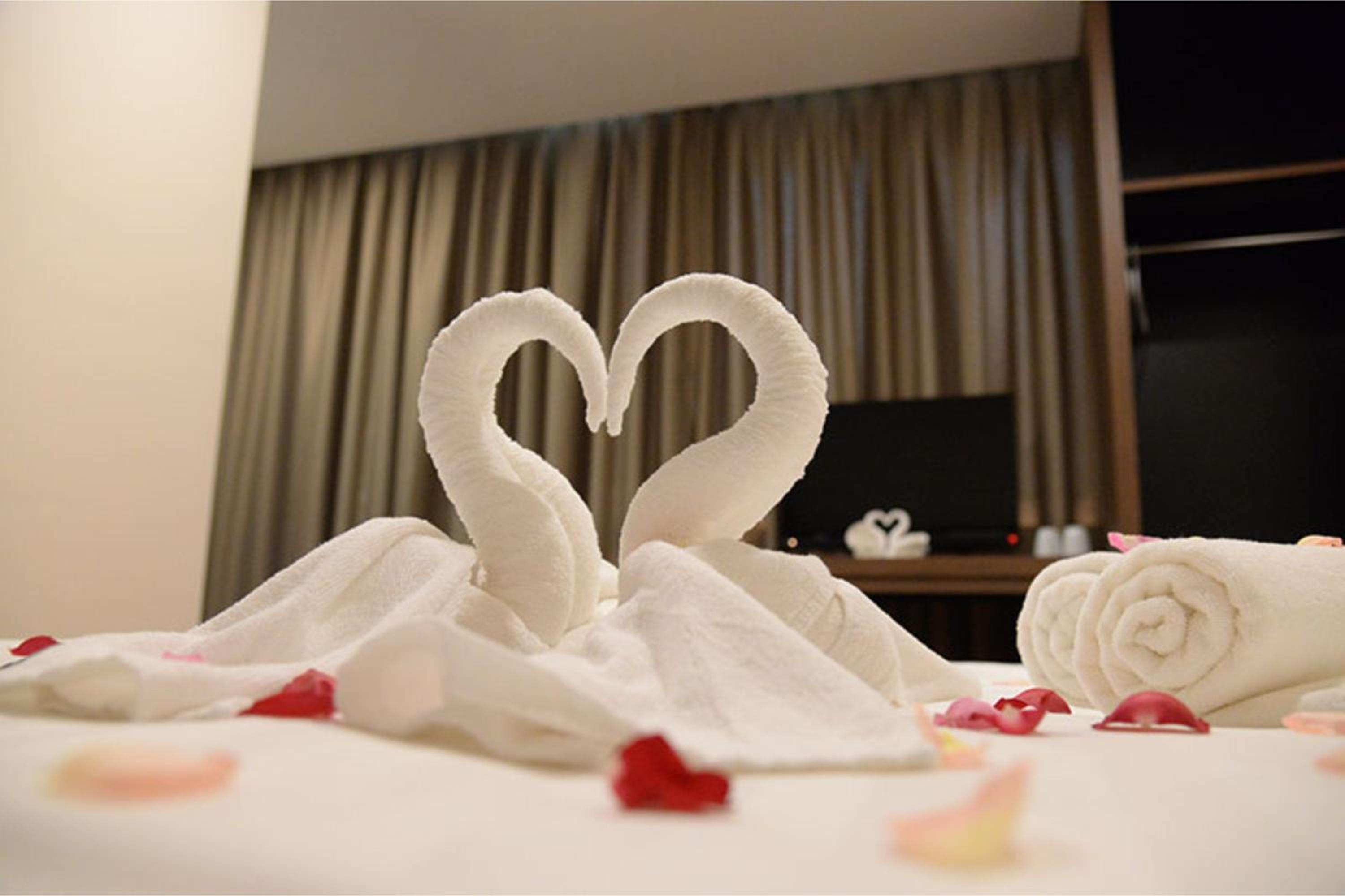 Deluxe King Room with City View - Photo 7
