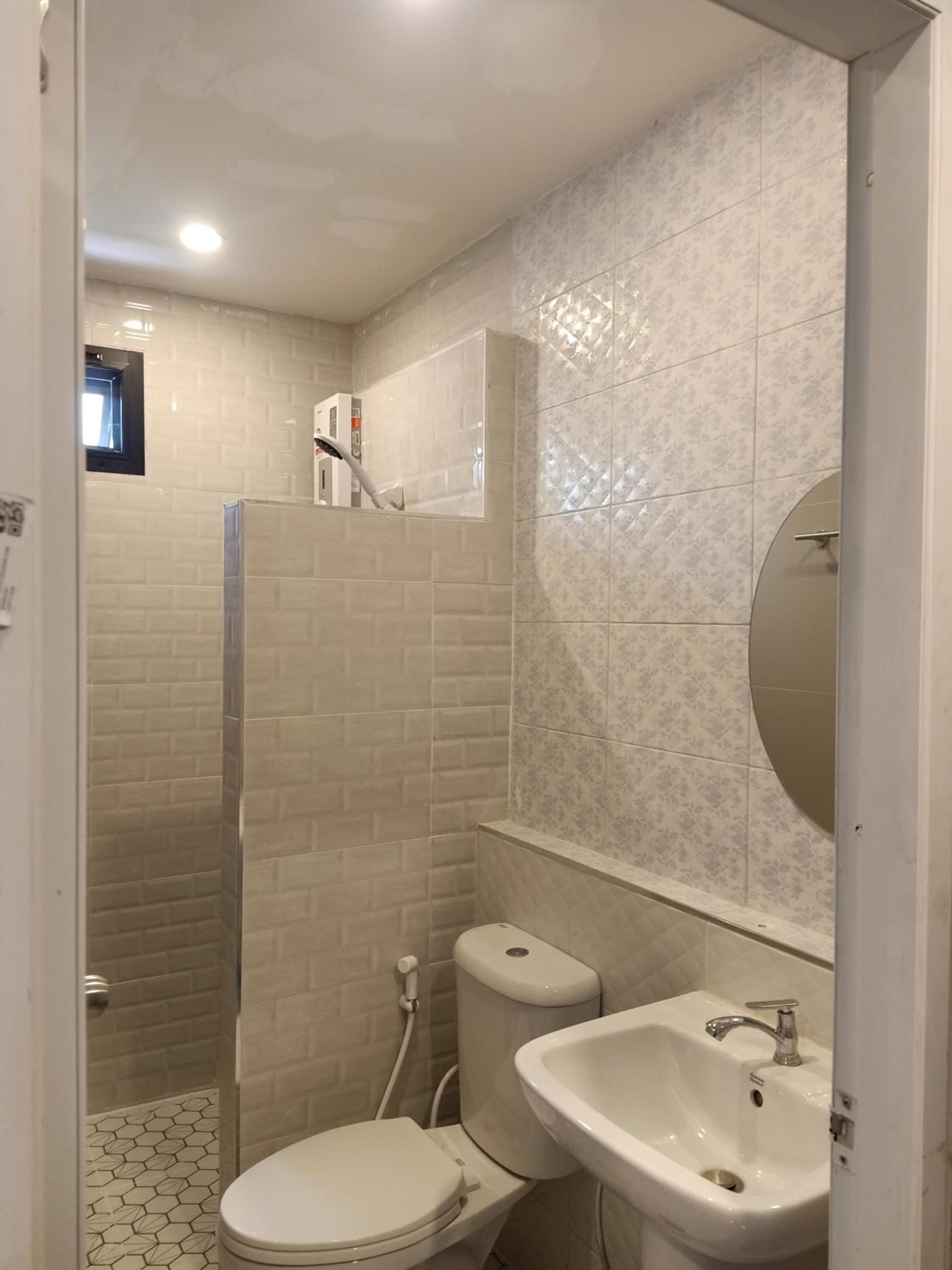 Twin Room with Private Bathroom - Photo 13