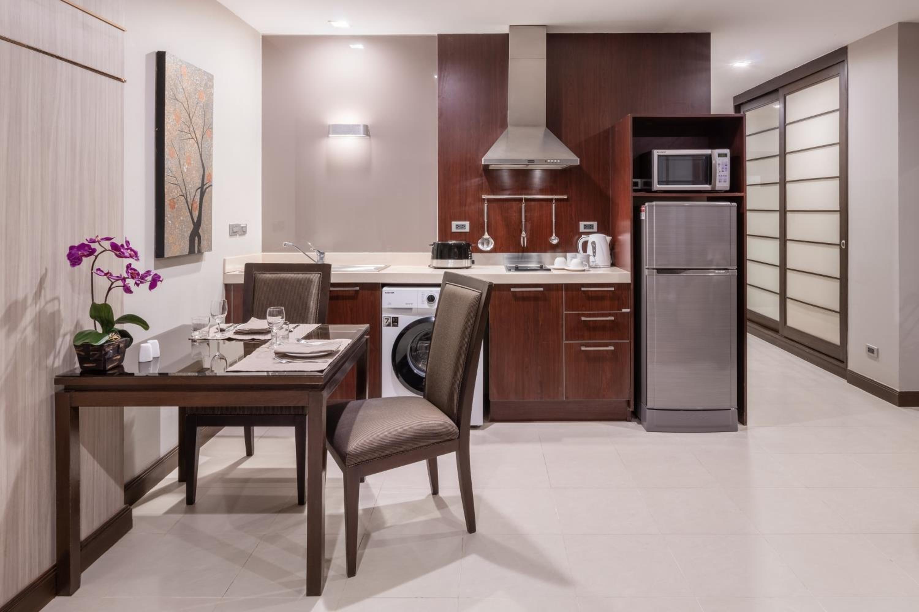 Deluxe King Suite with Living Room and Balcony photo 2
