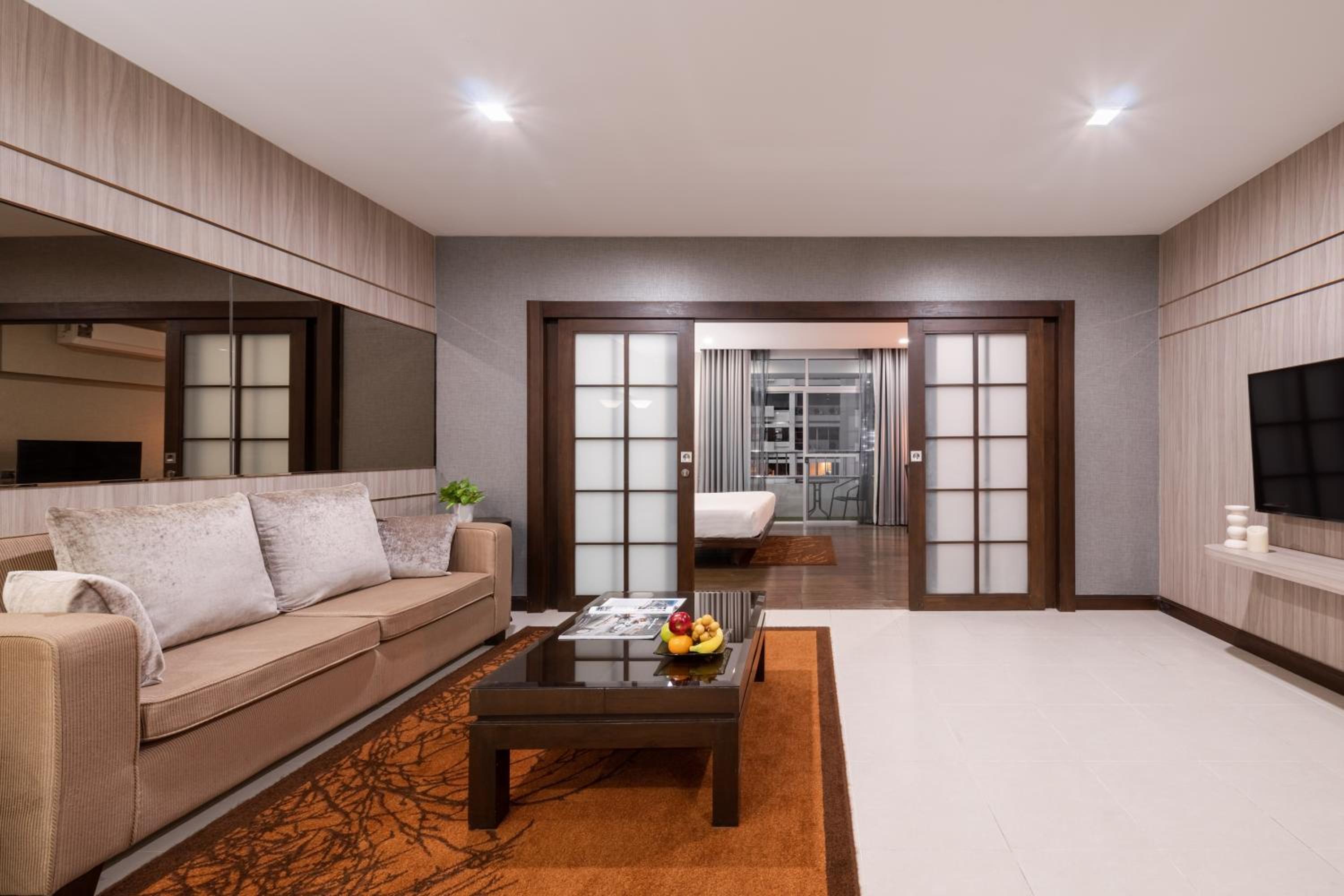 Deluxe King Suite with Living Room and Balcony photo 2