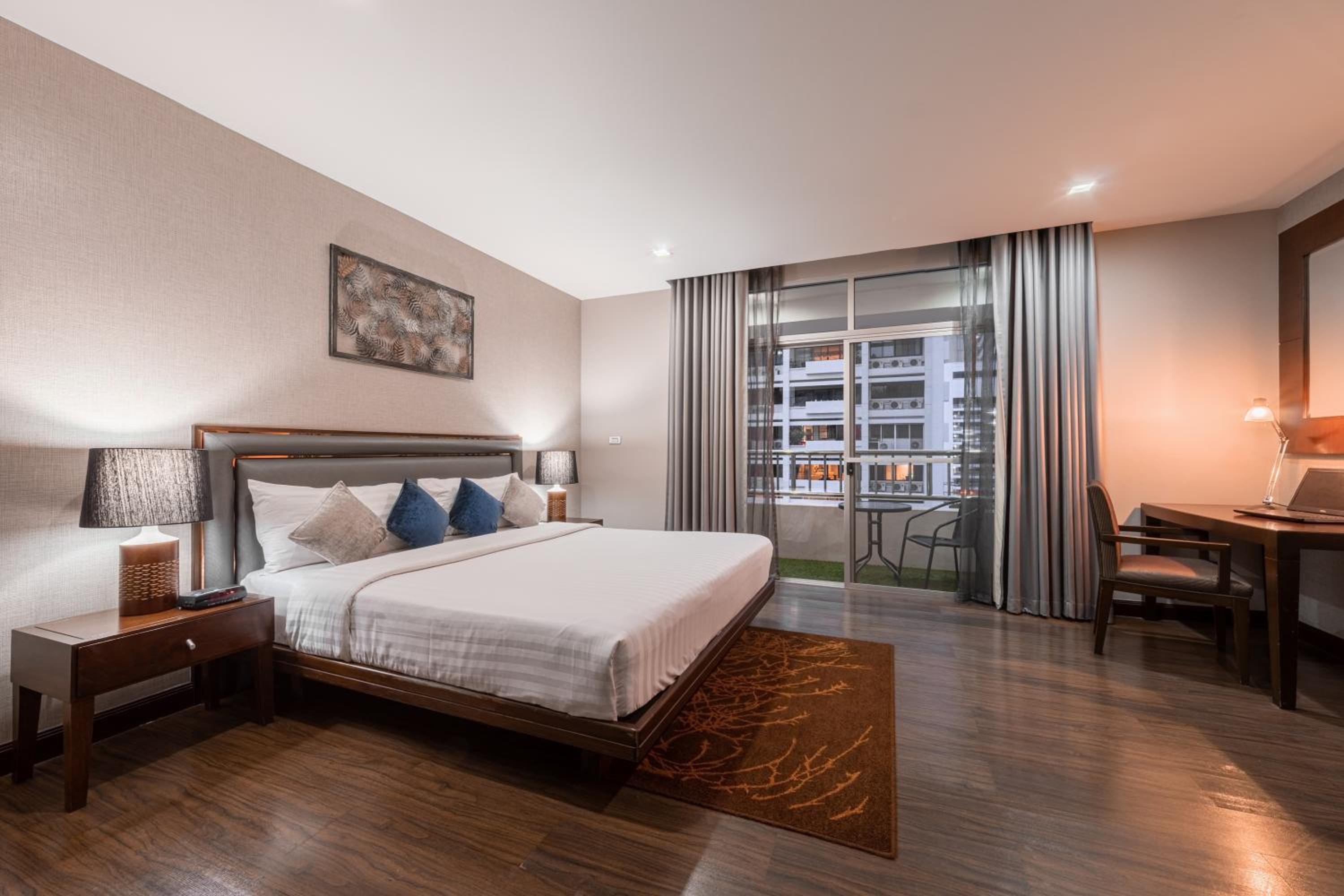 Deluxe King Suite with Living Room and Balcony photo 1