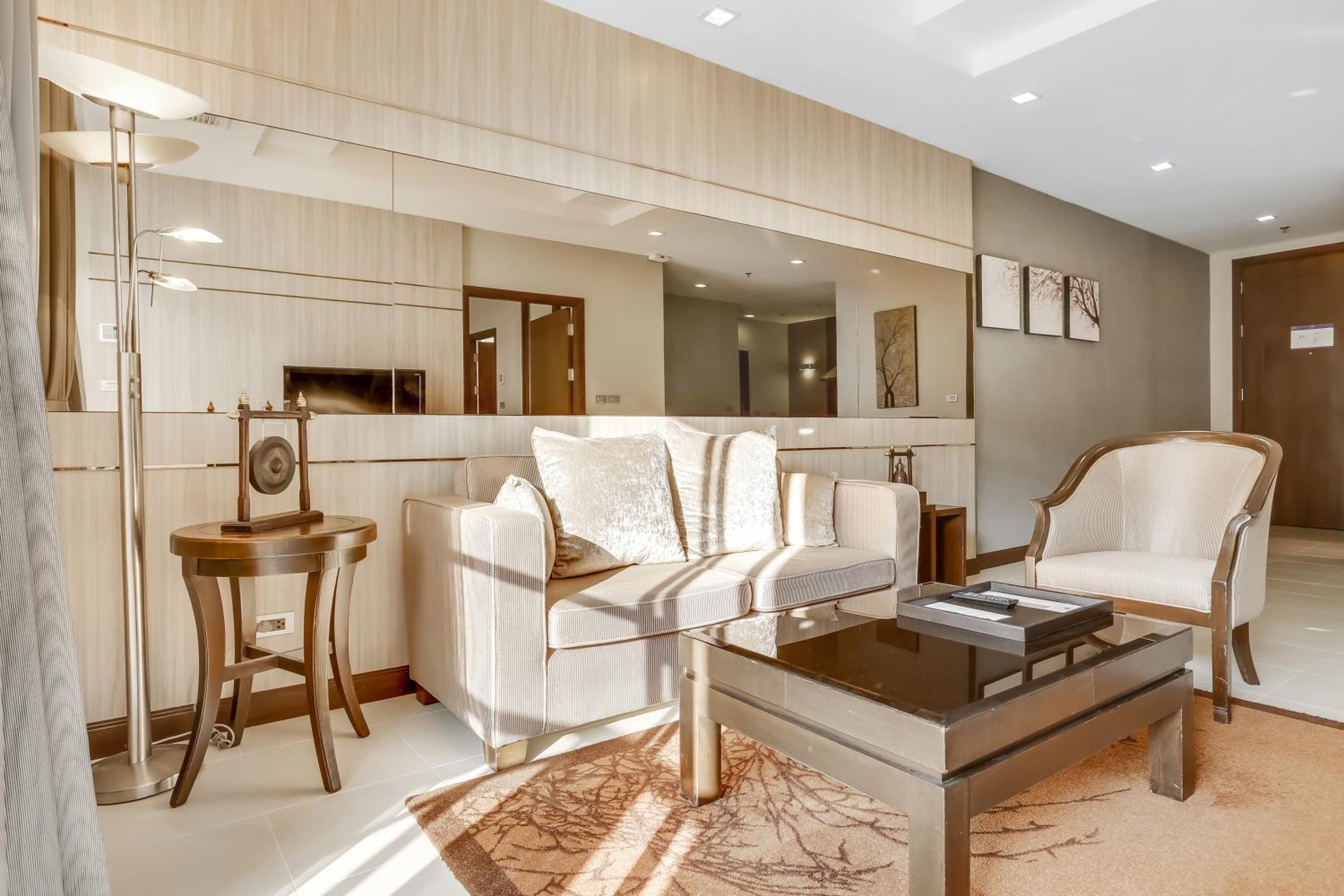 Grand Deluxe King Suite with Living Room and Balcony photo 2