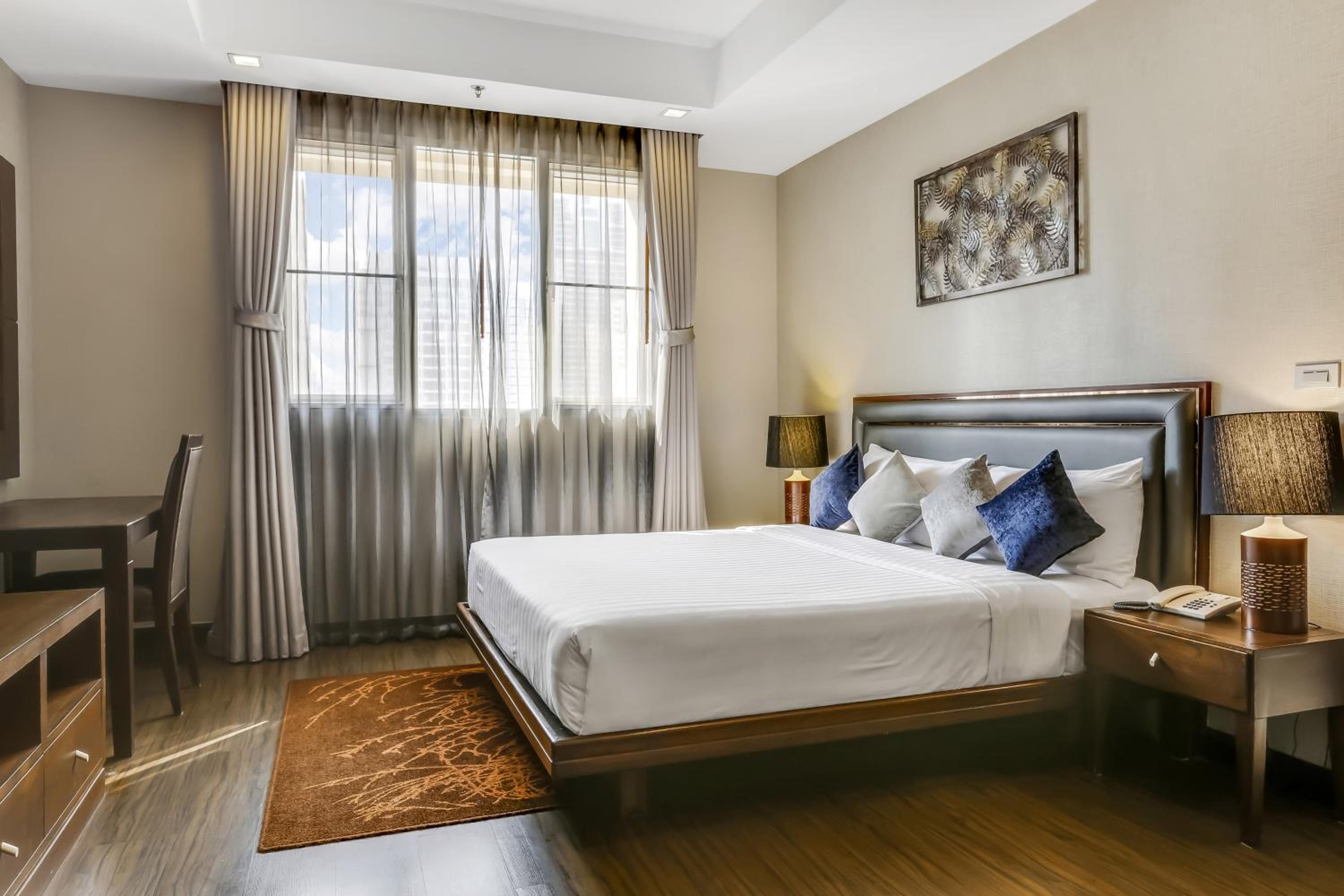 Grand Deluxe King Suite with Living Room and Balcony photo 1