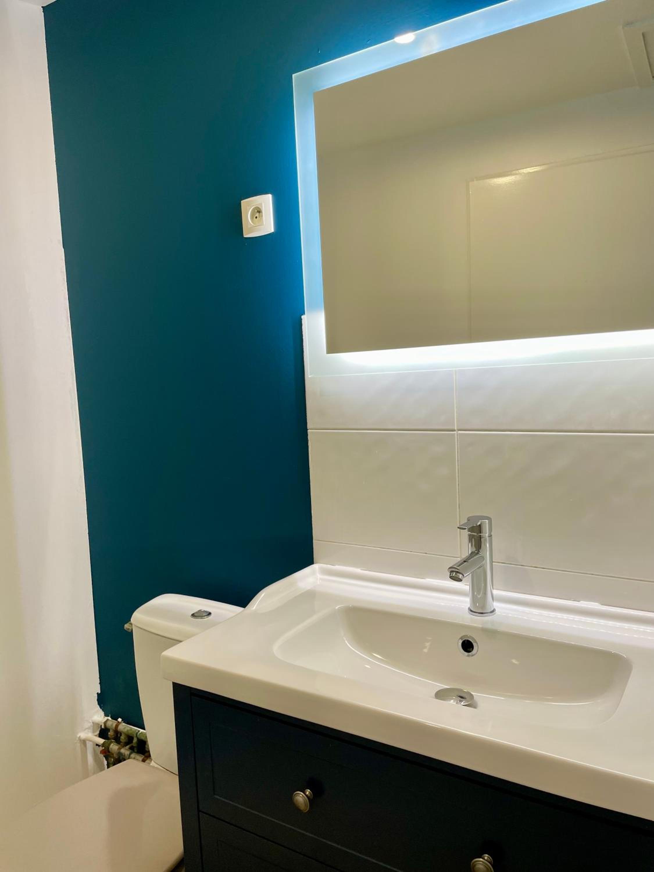 One-Bedroom Apartment - Photo 2