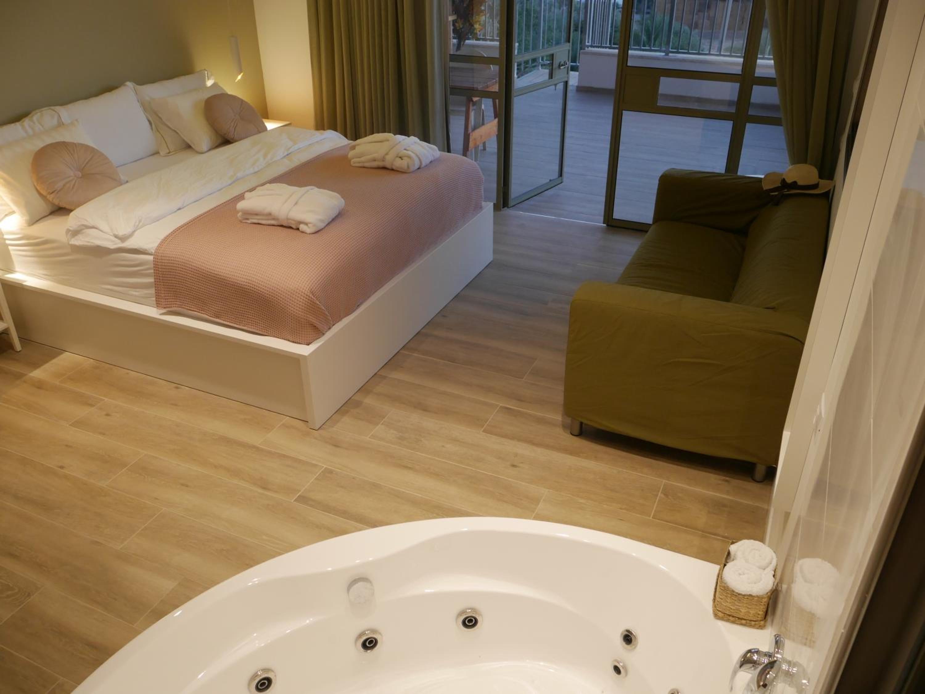 Deluxe Double Room with Balcony - Photo 6