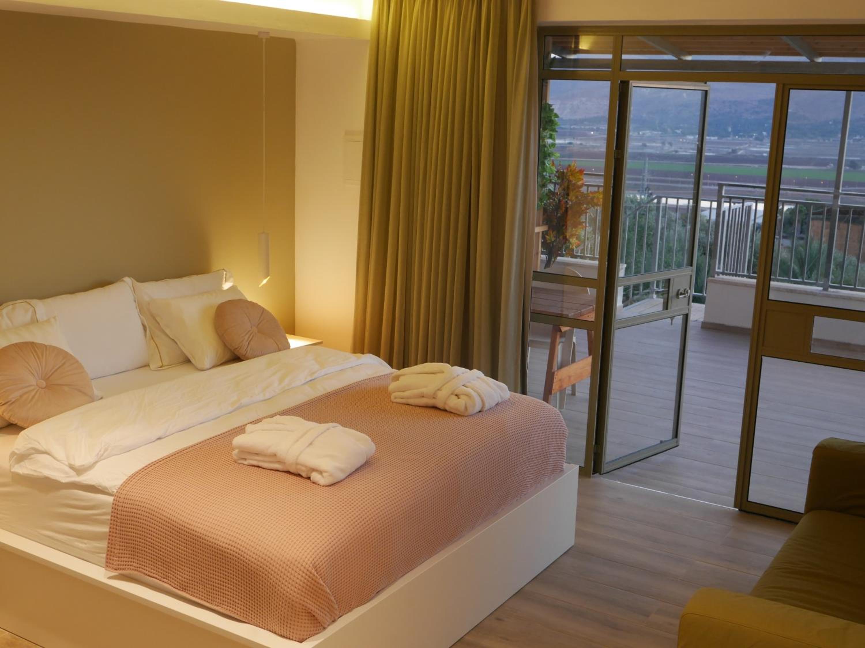 Deluxe Double Room with Balcony - Photo 5