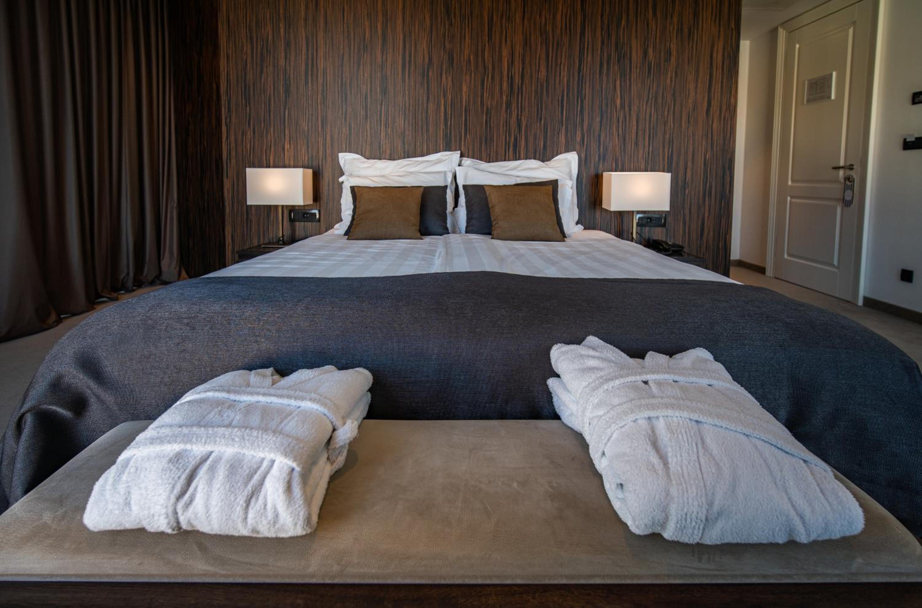 Deluxe Double Room with Sea View thumbnail 5