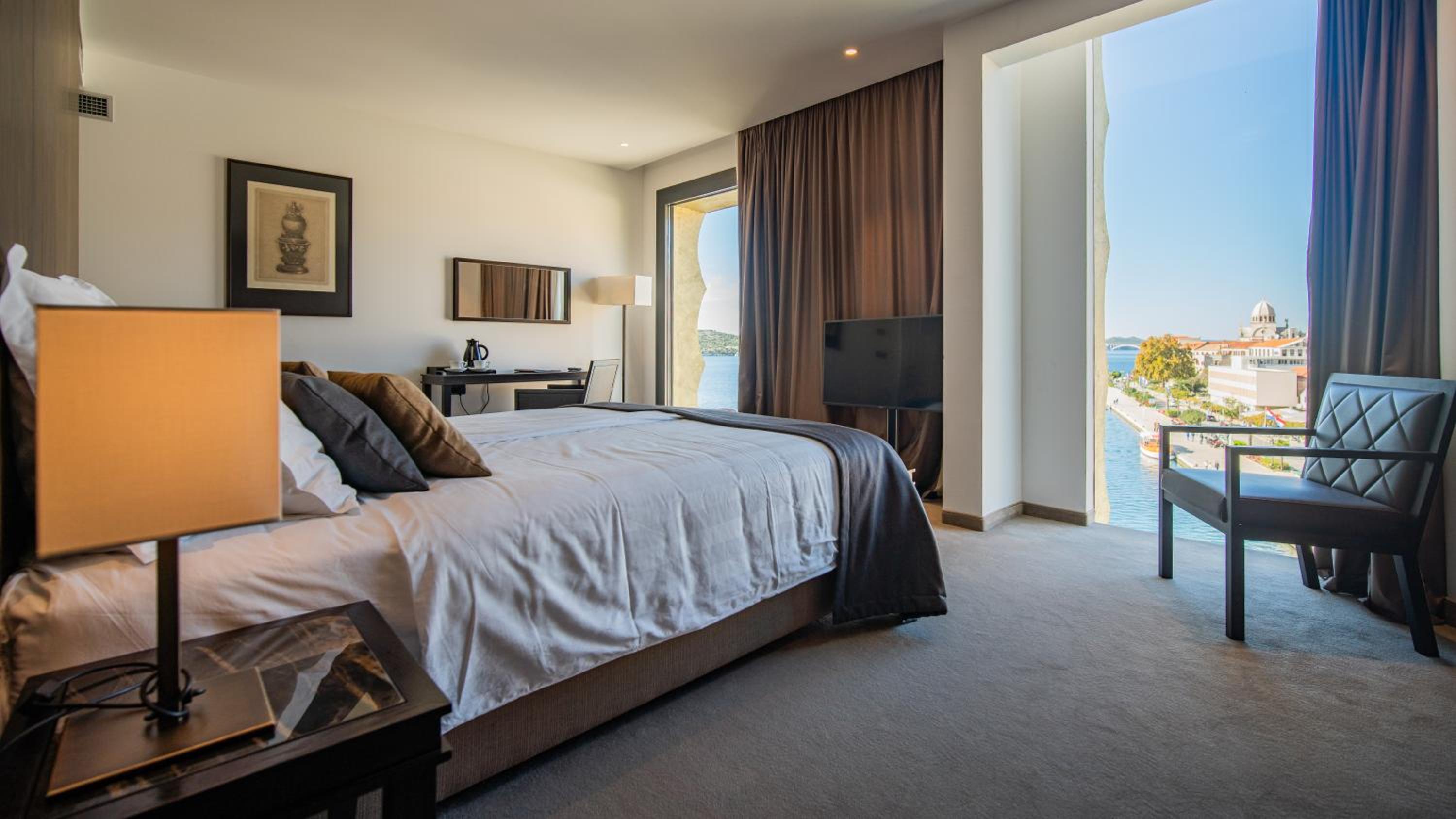 Deluxe Double Room with Sea View thumbnail 6