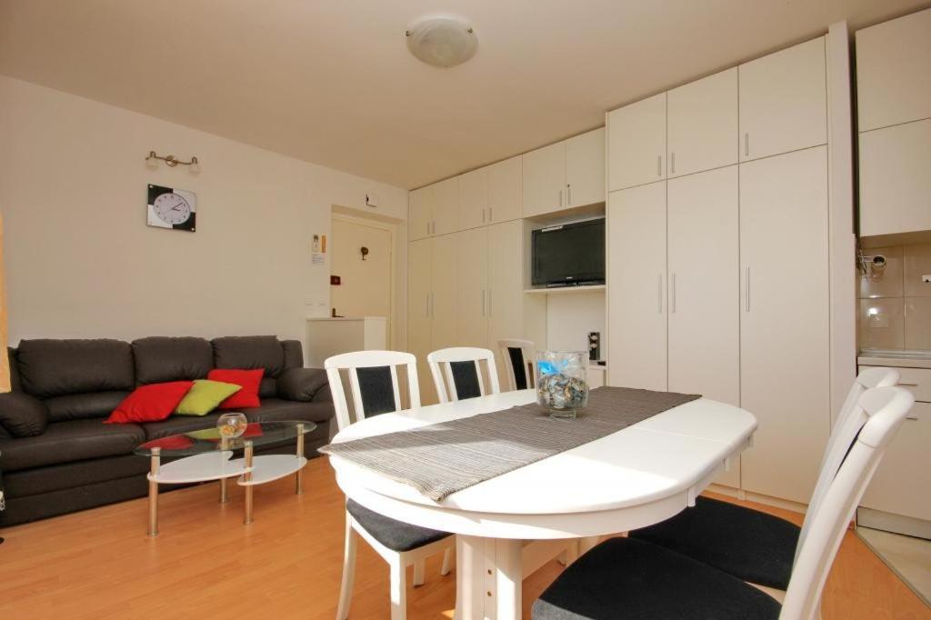 One Bedroom Apartment with Terrace and Sea View