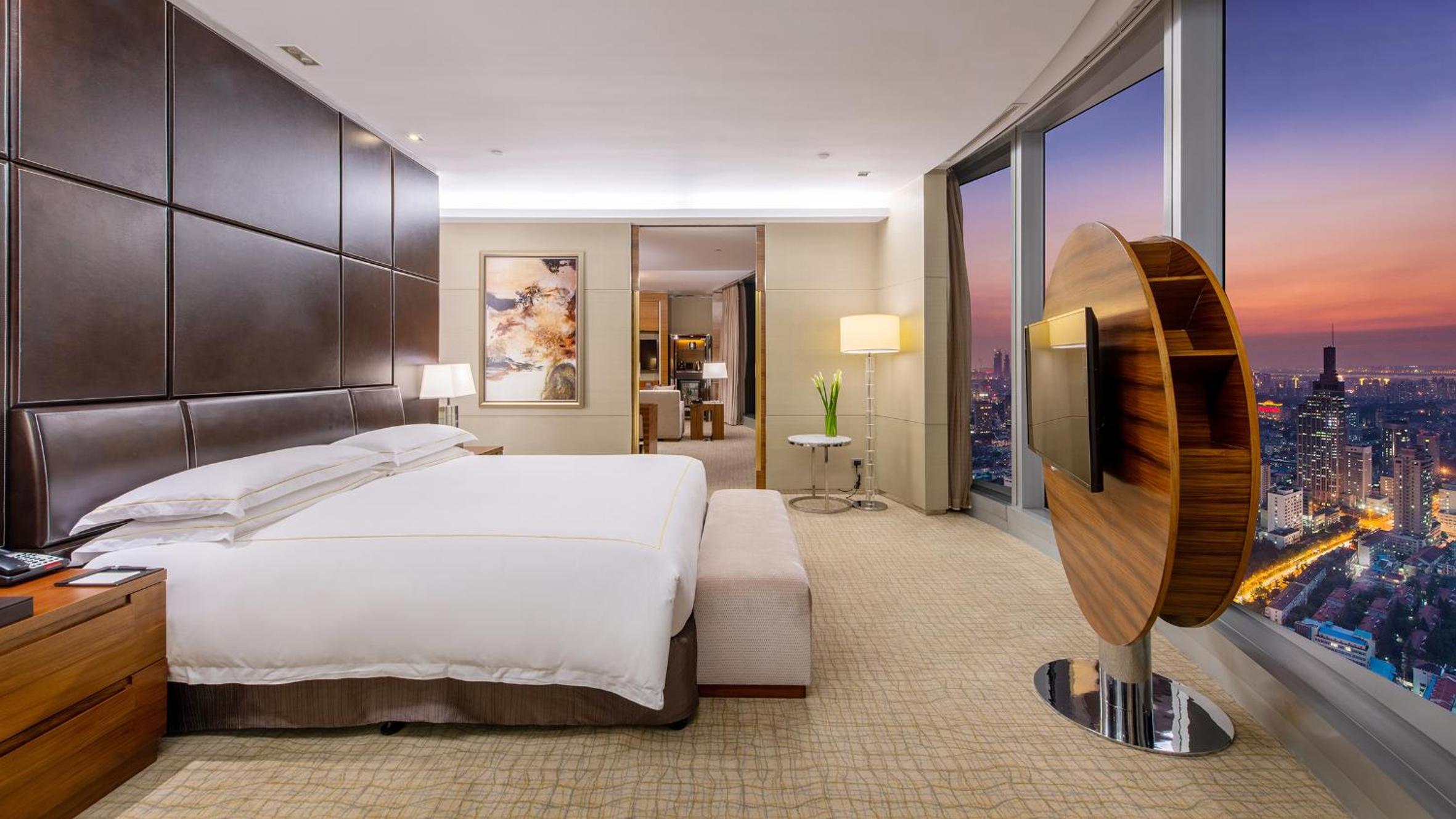 One-Bedroom King Suite with Lake View - Photo 6